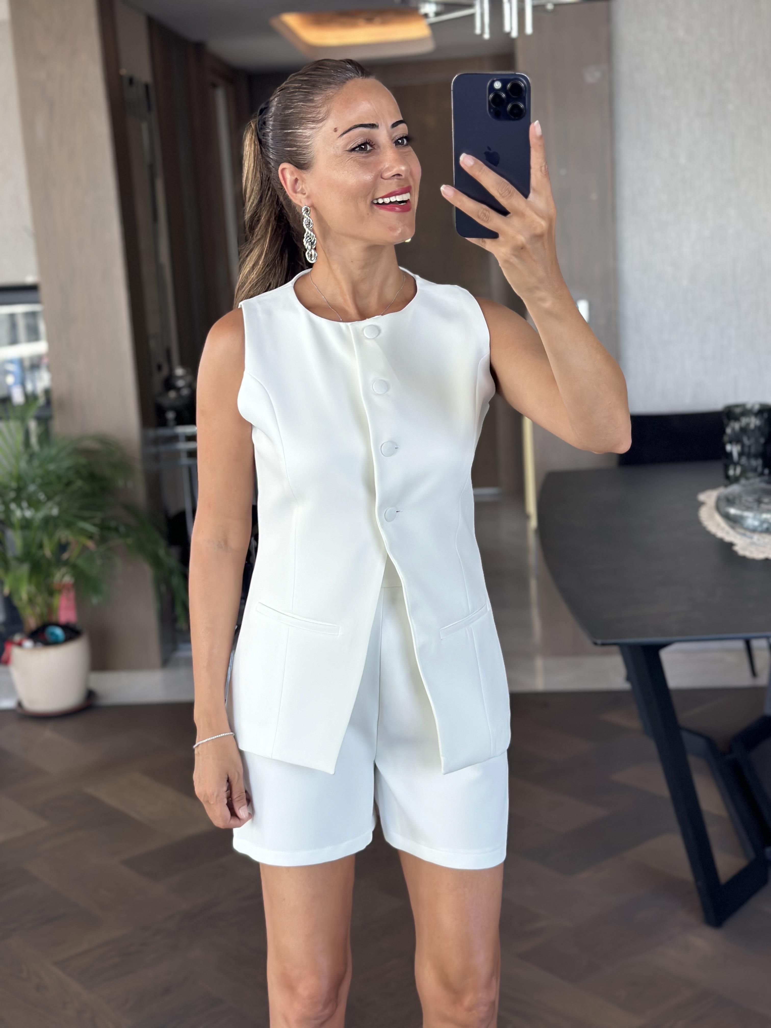 Beyaz Dört Düğmeli Cep Detaylı Yelek Şort Kadın Alt Üst Takım