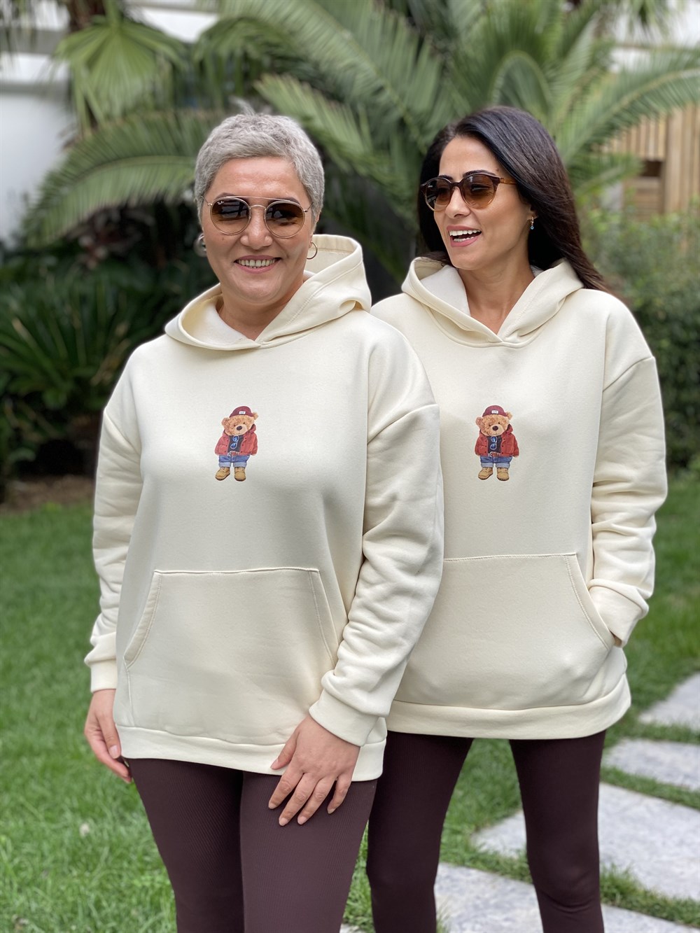 Beyaz Kapüşonlu Kanguru Cep Ayıcık Baskılı Kadın Sweatshirt