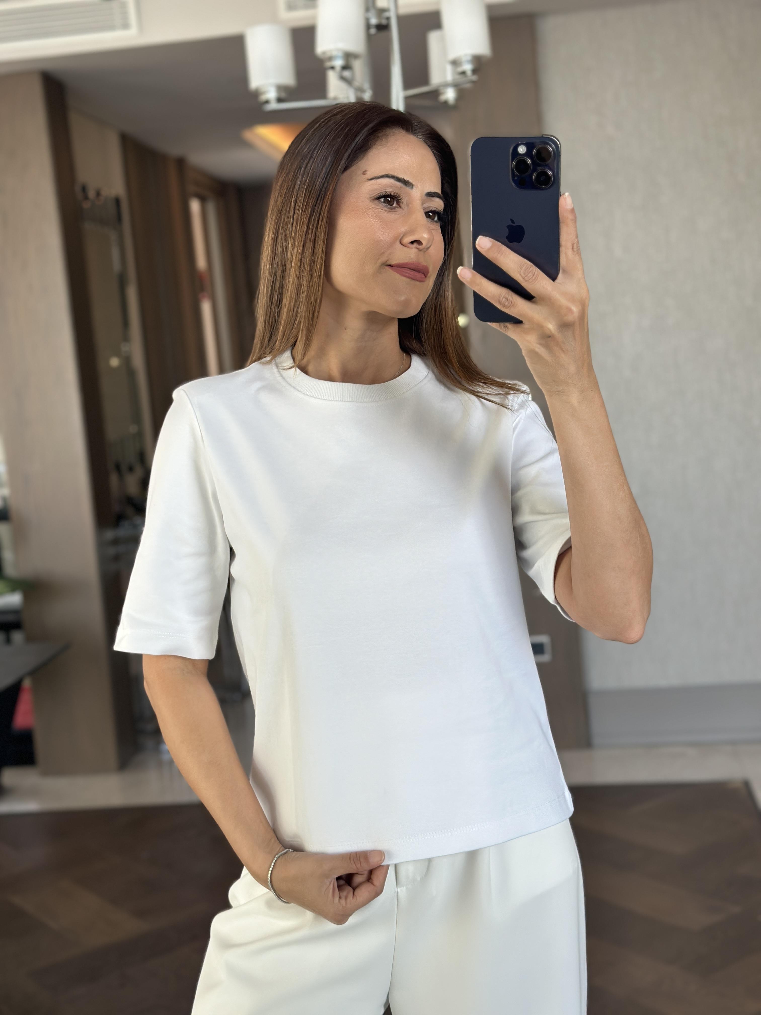 Beyaz Karol Vatkalı Yakası Ribanalı Kısa Kol Kadın T-Shirt
