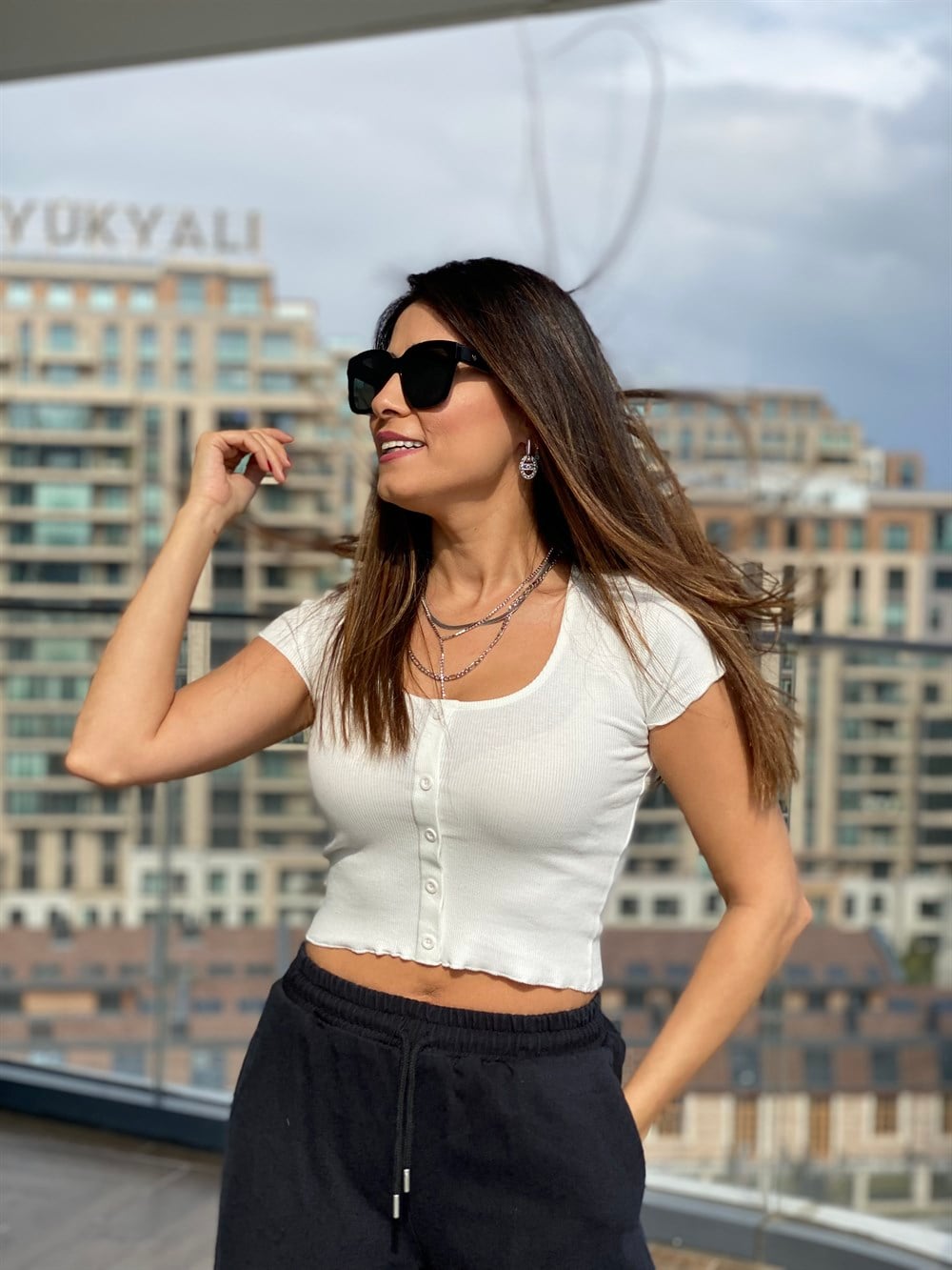 Beyaz Kısa Kol Önü Düğmeli Crop Body