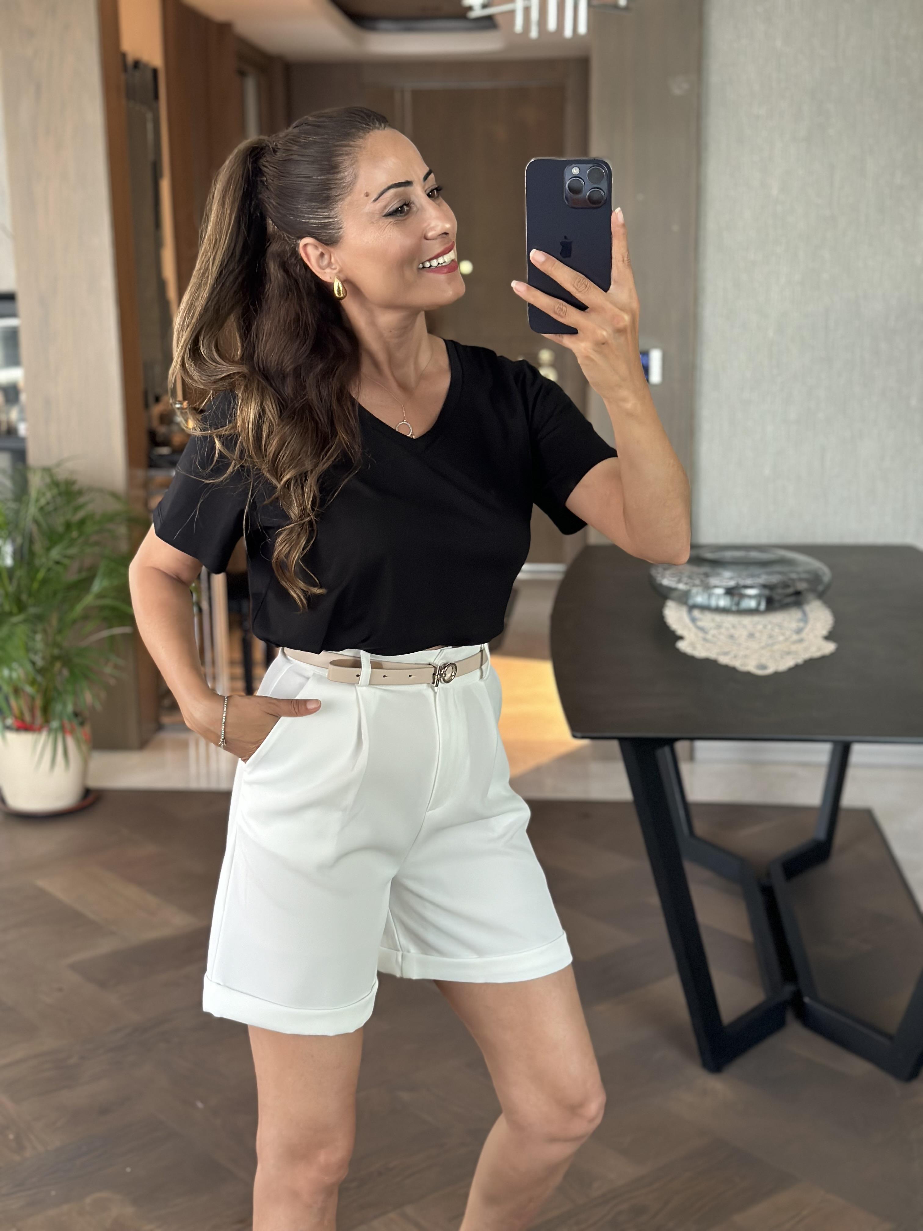 Beyaz Orjinal Marka Kemerli Cepli Atlas Kumaş Kadın Şort