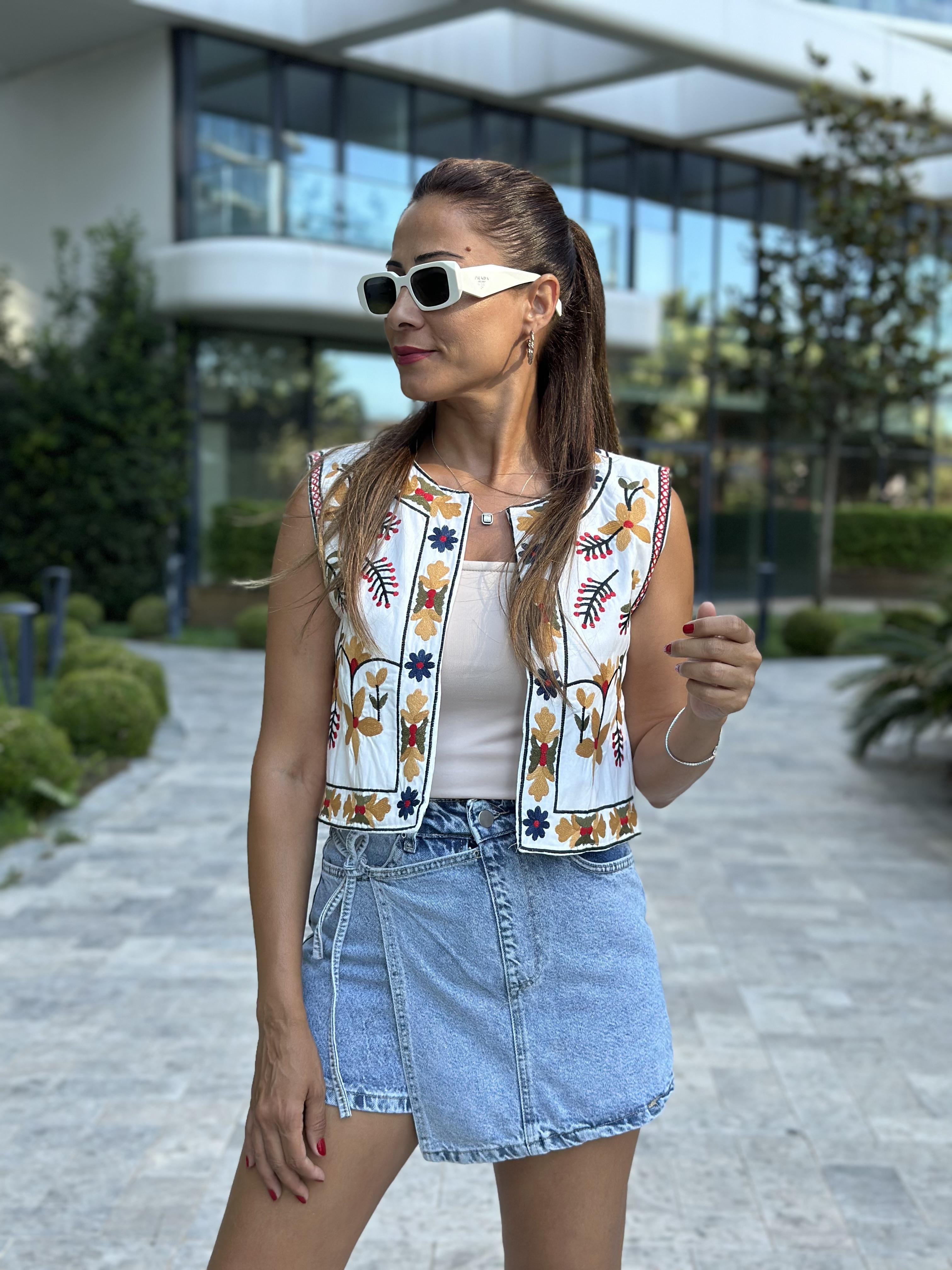 Beyaz Renkli Çiçek Nakış İşlemeli Kadın Yelek