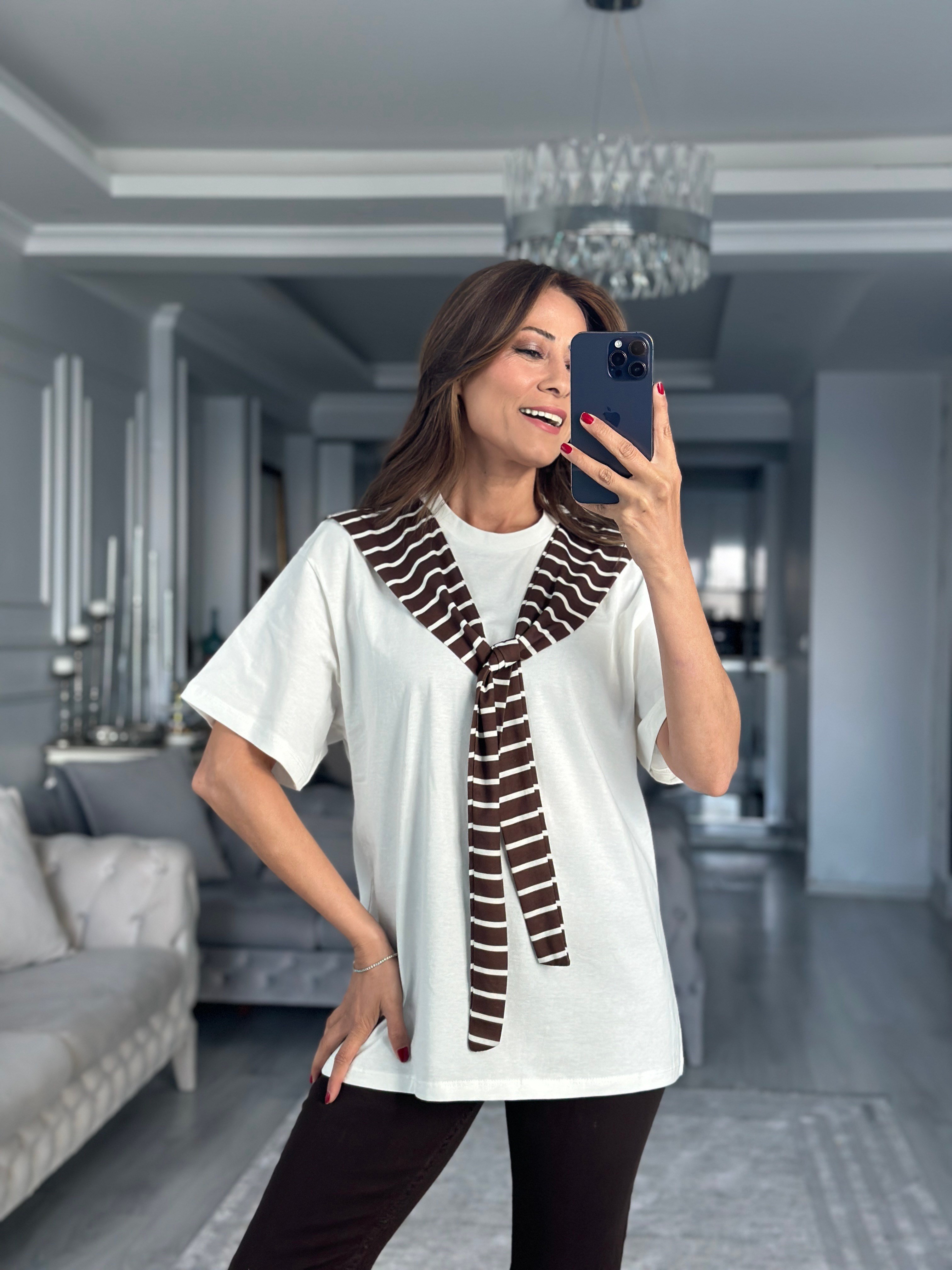 Beyaz Şal Detaylı Kahve Çizgili Kadın T-Shirt