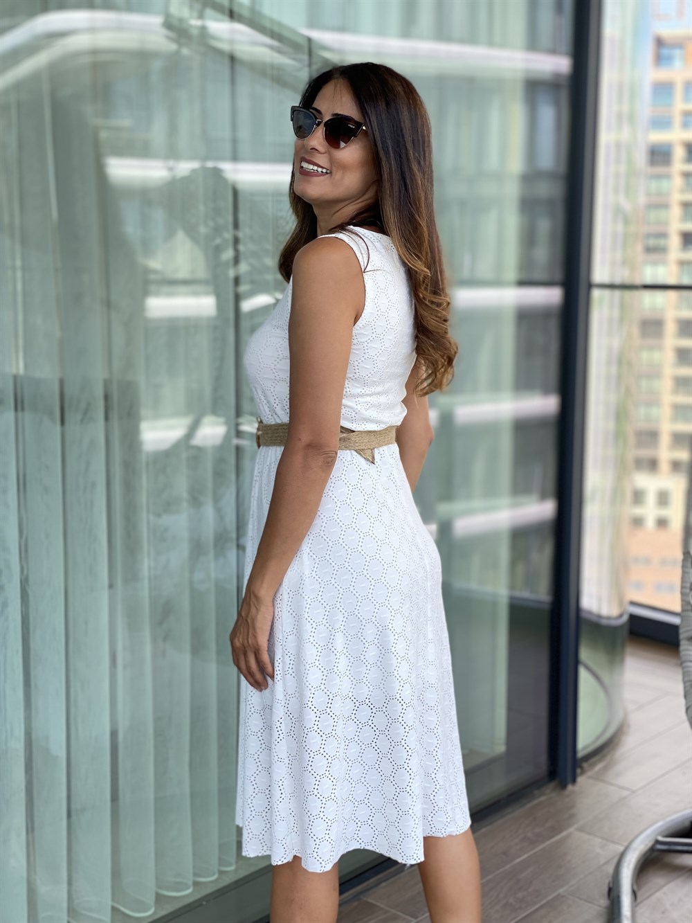 Beyaz Sıfır Kol Bisiklet Yaka Hasır Kemerli Brode Kadın Elbise