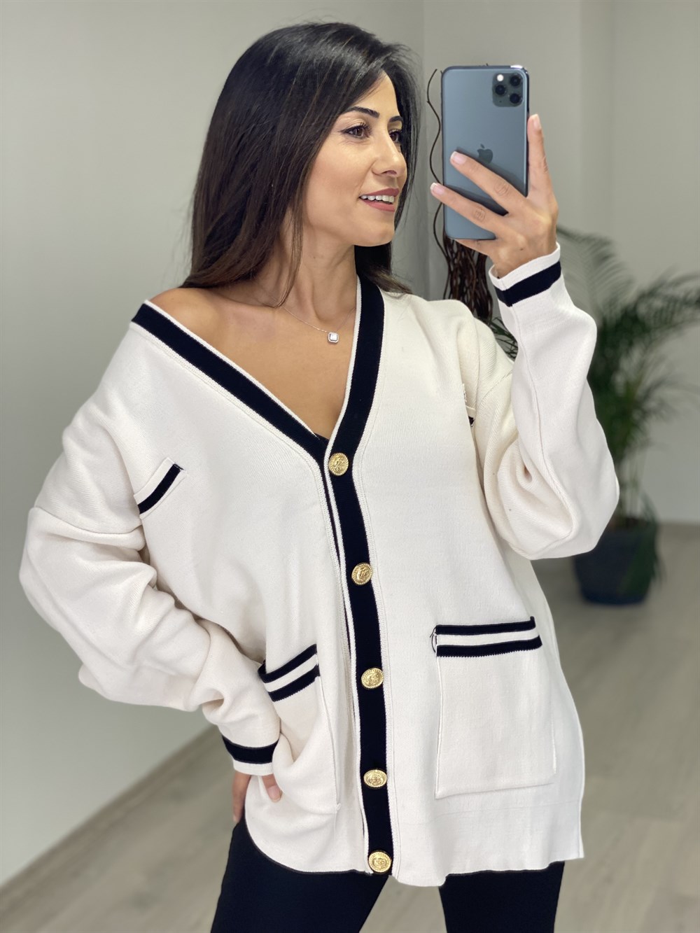 Beyaz Siyah Şeritli Önü Düğmeli Cepli Triko Kadın Hırka