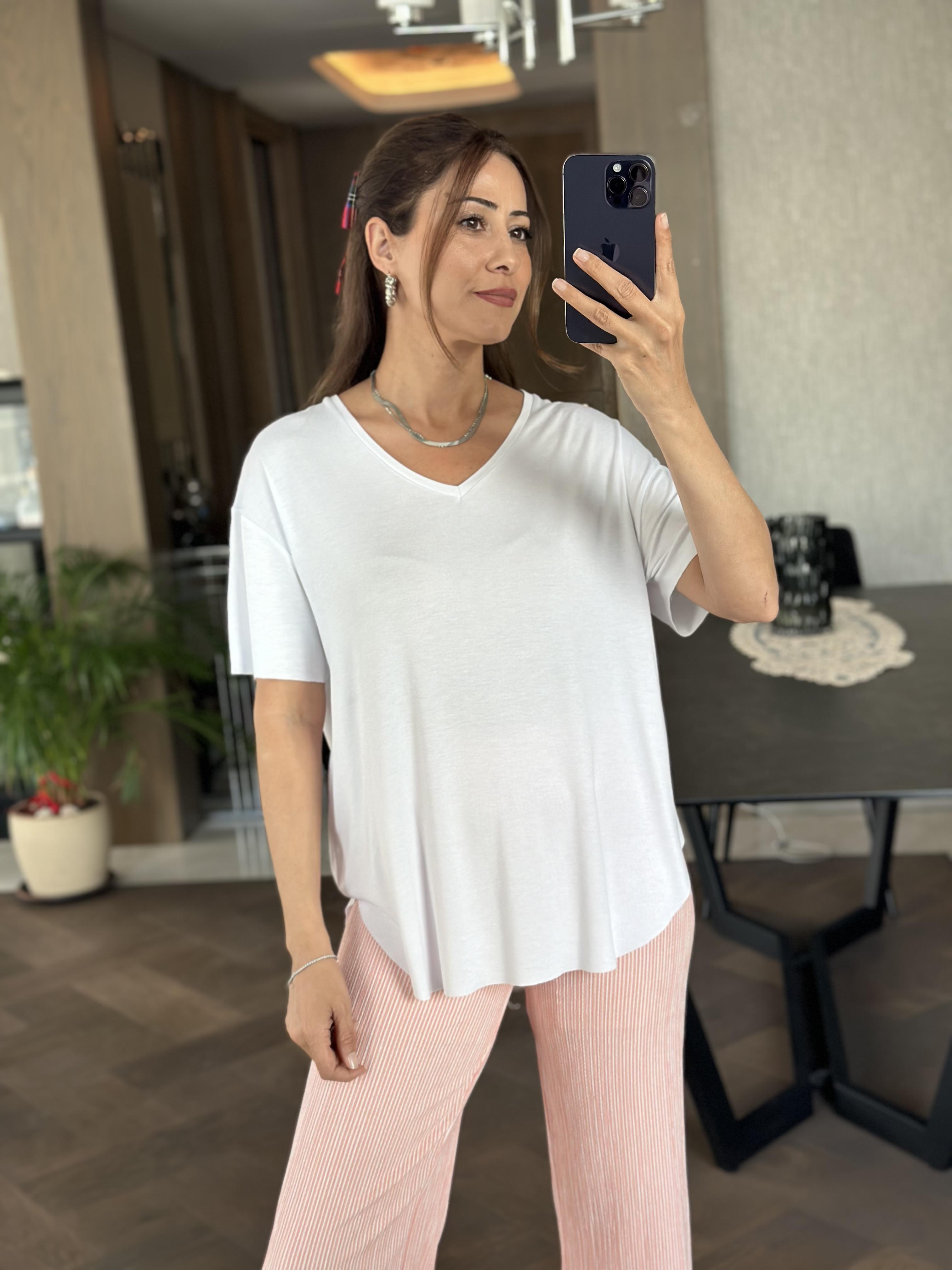 Beyaz V Yaka Oysh Model Eteği Oval Kesim Kadın T-Shirt