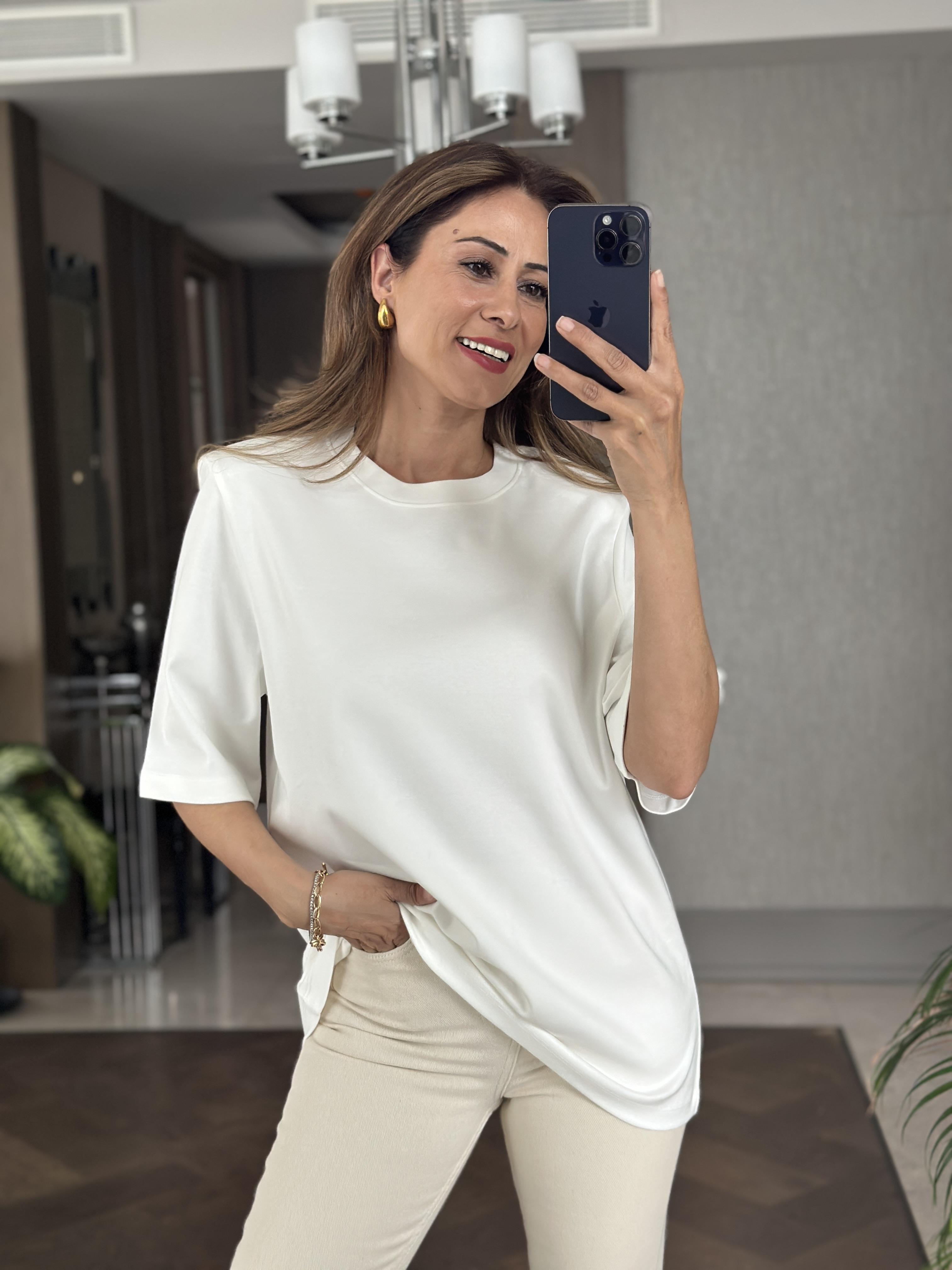 Beyaz Vatkalı Oversize Mass Model Bisiklet Yaka Kısa Kol Kadın T-Shirt