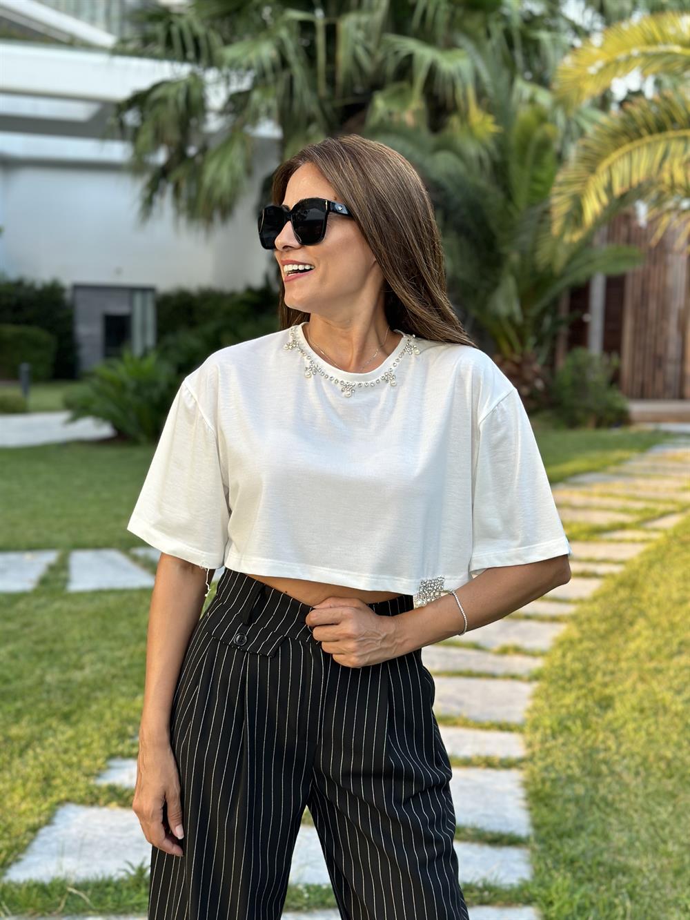 Beyaz Yaka Ve Etek Ucu İnci Detay Kadın Crop T-Shirt