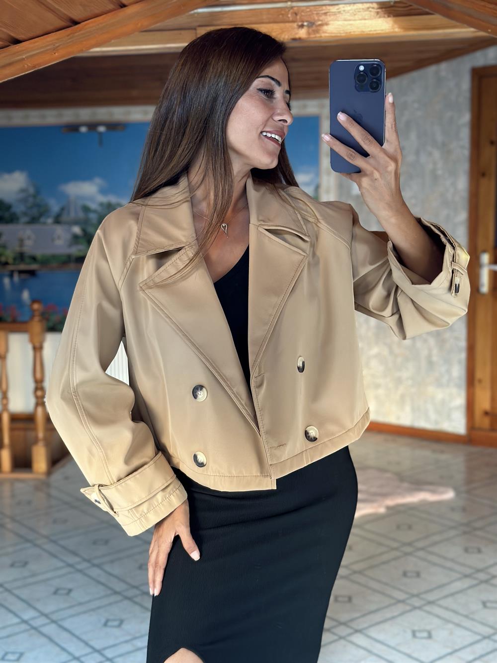 Camel Kruvaze Yaka Dört Düğmeli Kısa Kadın Trençkot