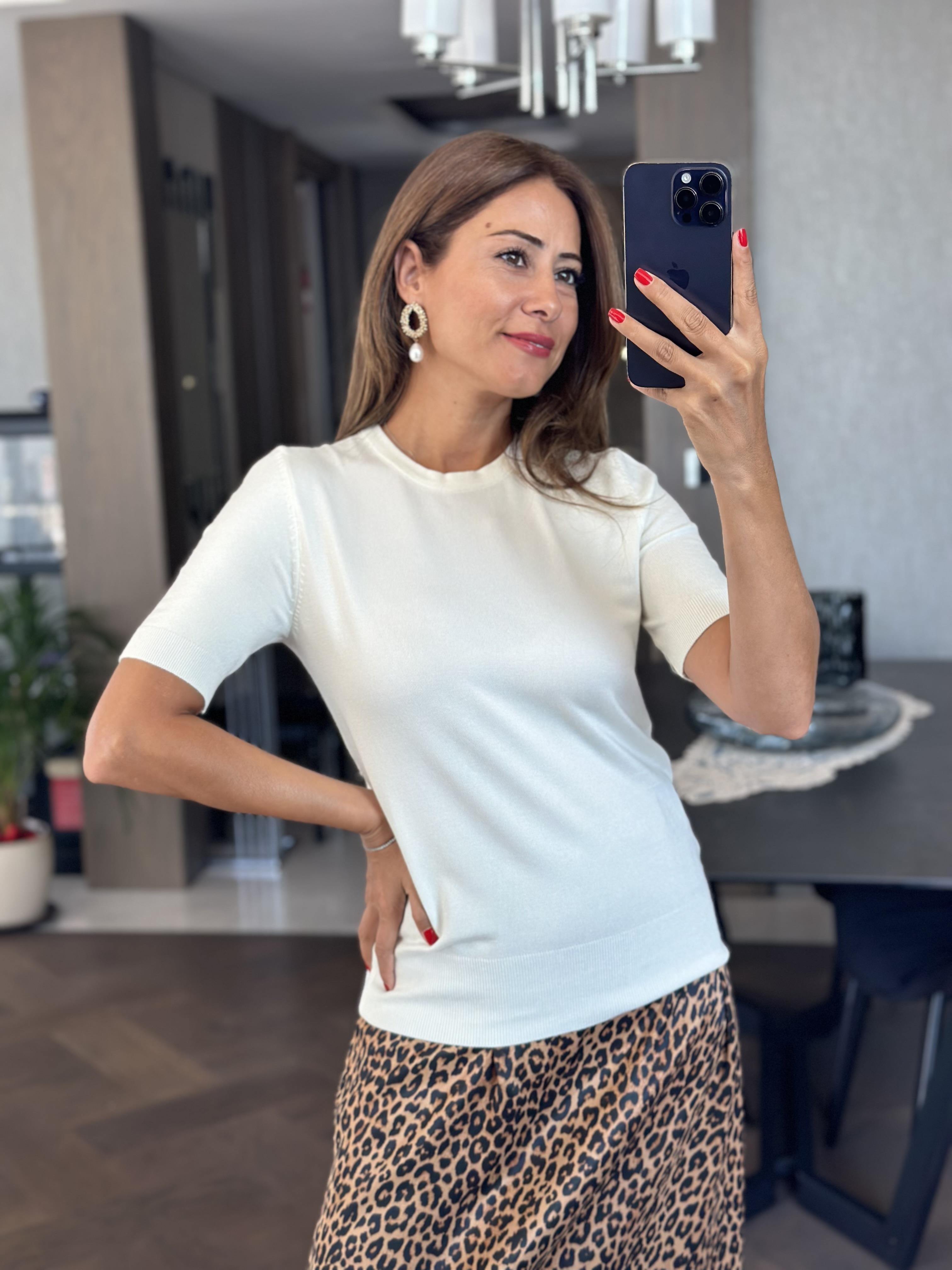 Ekru Dlvn Arkası Düğmeli Kısa Kol Merserize Kadın Bluz