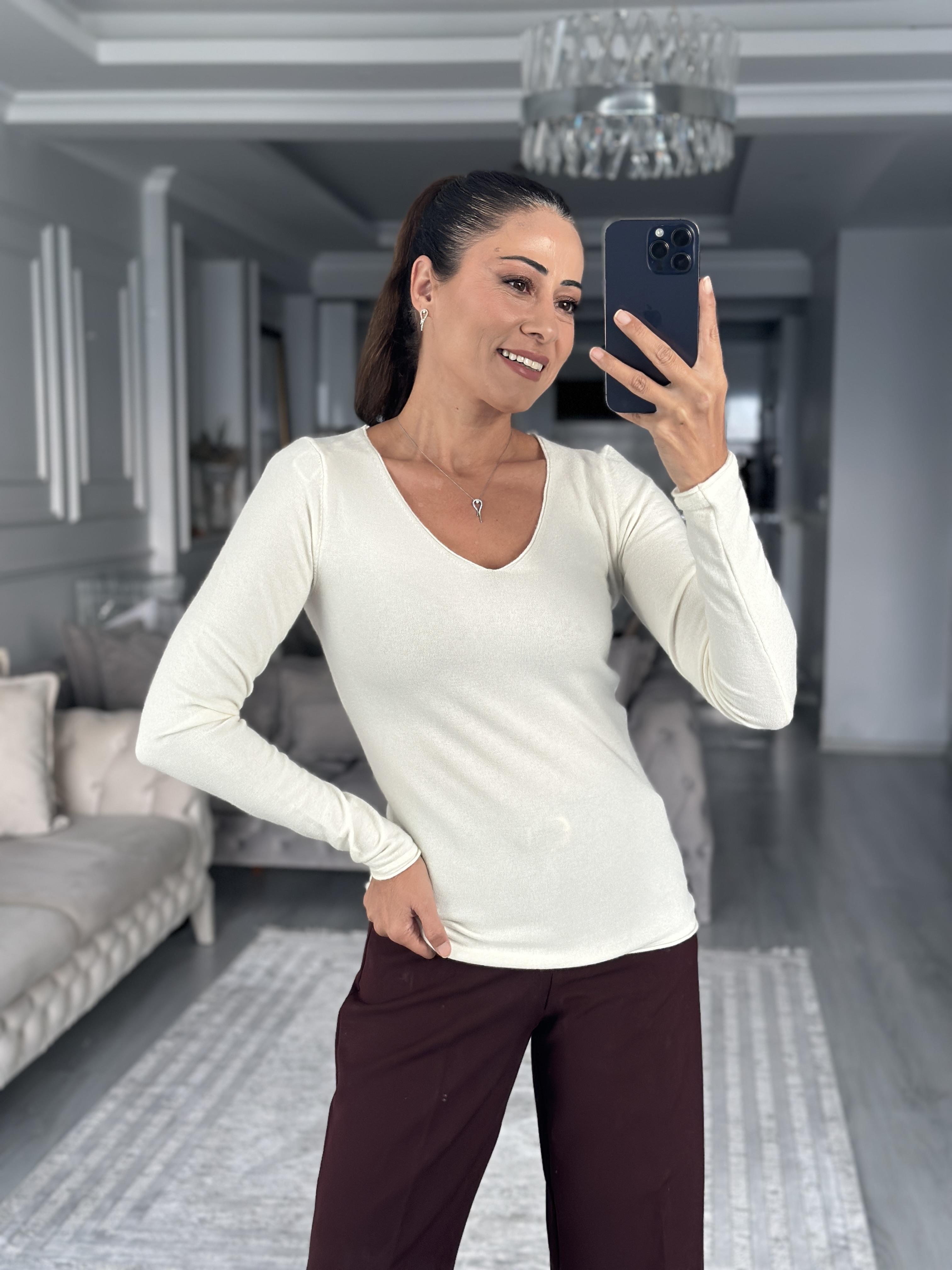 Ekru V Yaka Kaşmirli Ultra Hafif Kadın Triko Kazak