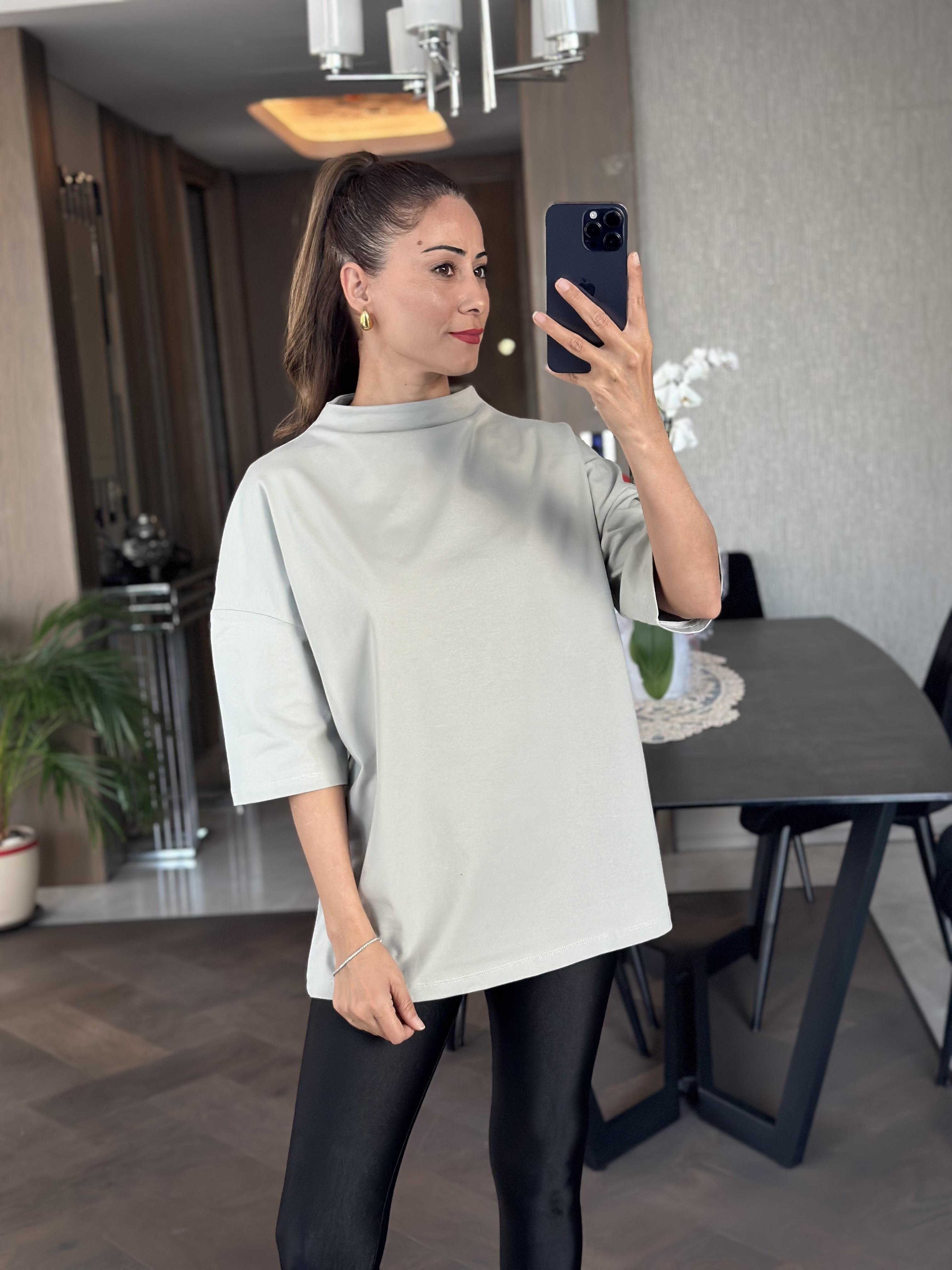 Gri Dik Yaka Truvakar Kol Oversize Basic Kadın T-Shirt