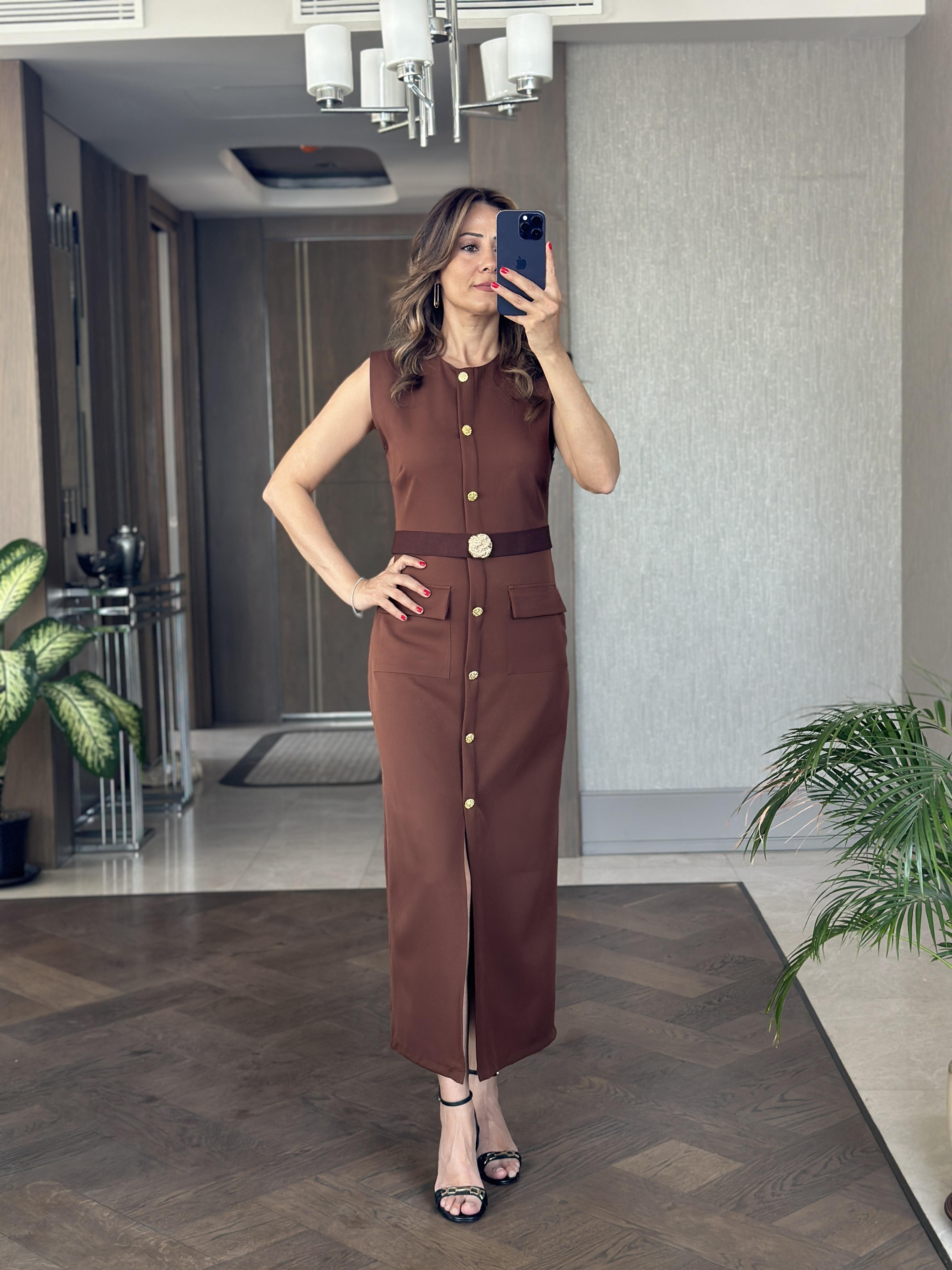 Kahverengi Kemeri Broş Detaylı Sıfır Kol Maksi Boy Kadın Elbise