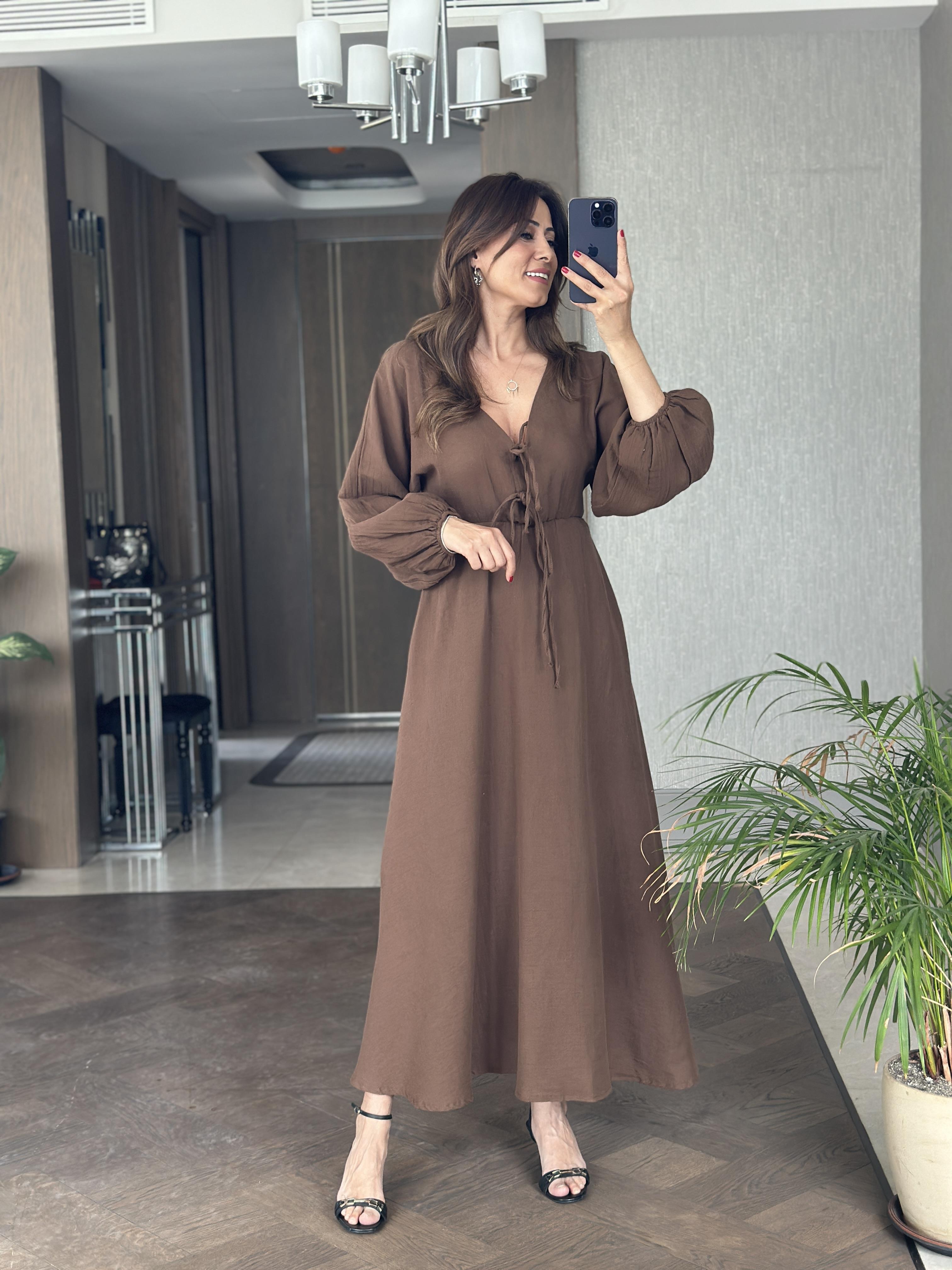 Kahverengi Müslin Önü Bağcıklı Kol Ucu Lastikli Kadın Midi Boy Elbise