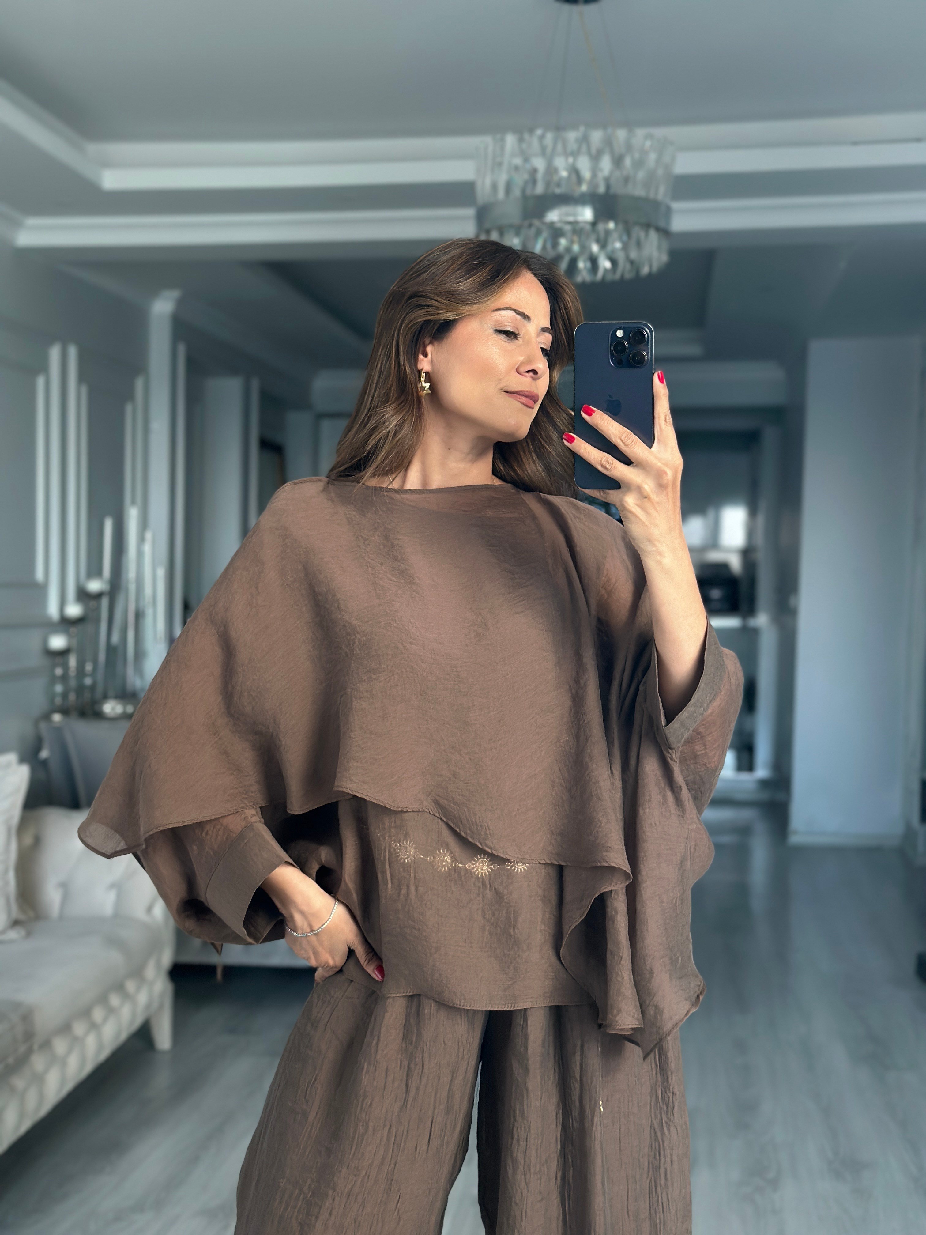 Kahverengi Pelerin Uçuşan Kadın Bluz