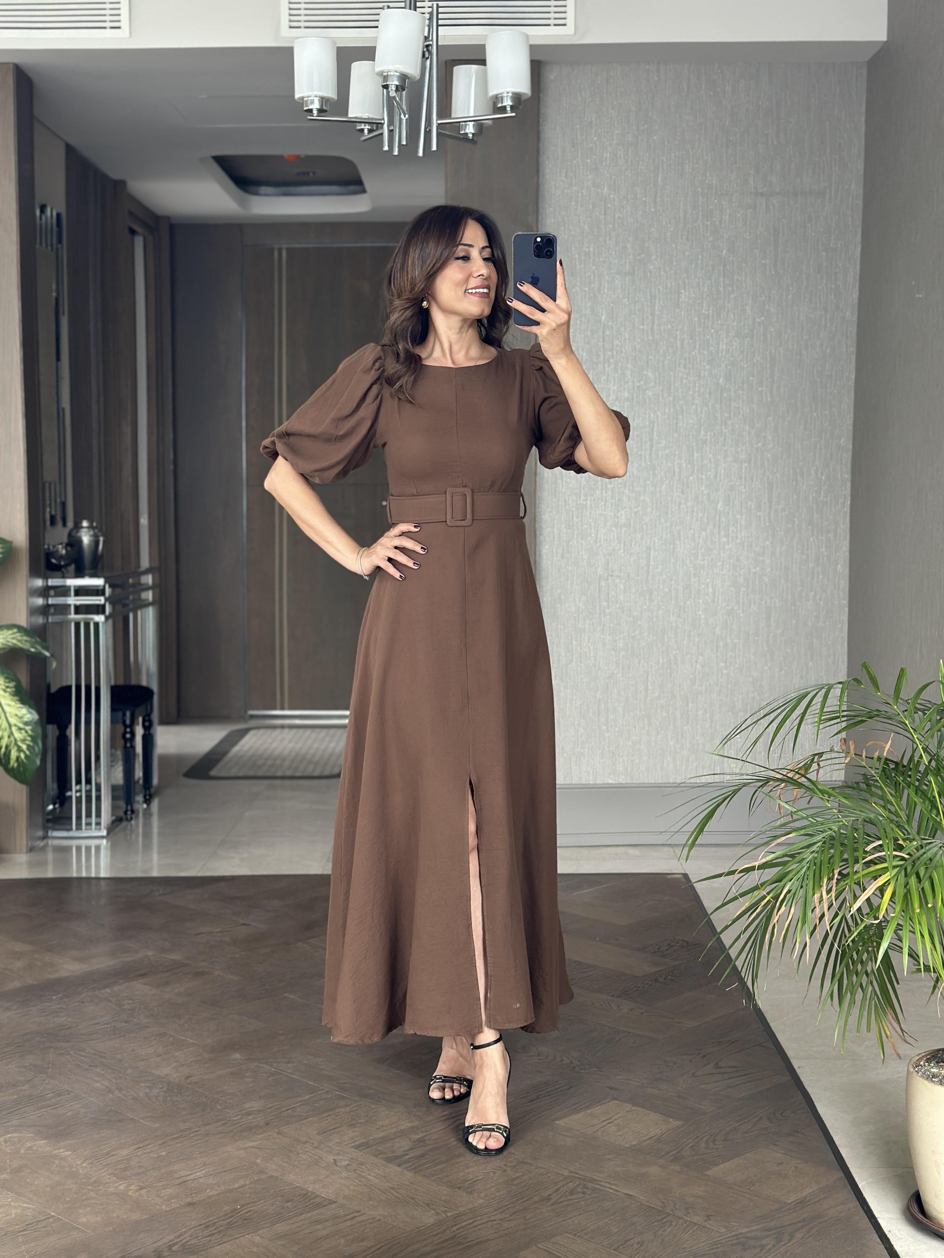 Kahverengi Prenses Kol Vatkalı Kemerli Müslin Kumaş Kadın Midi Boy Elbise