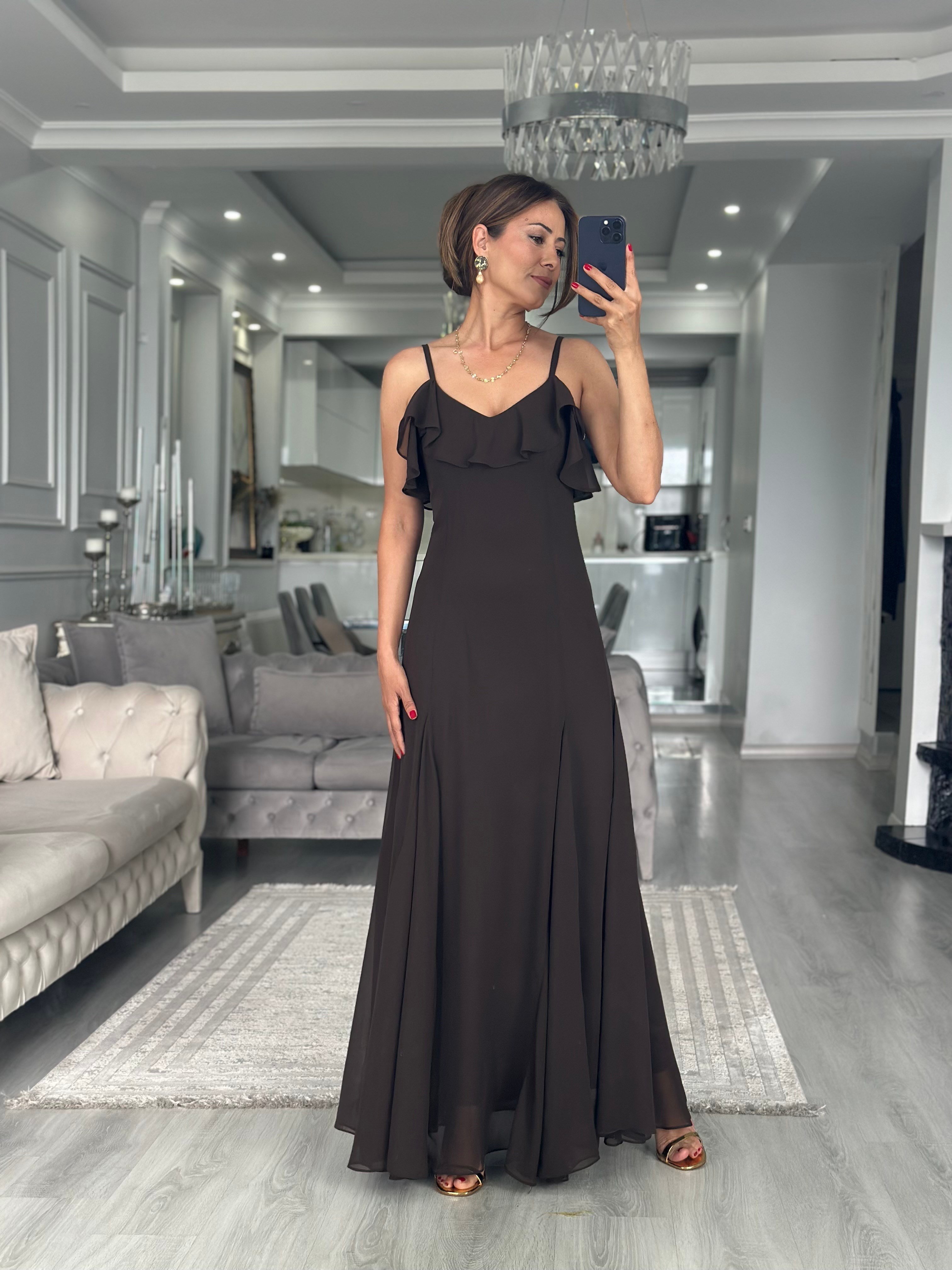 Kahverengi Şifon Fırfır Detaylı Askılı Maxi Boy Kadın Elbise