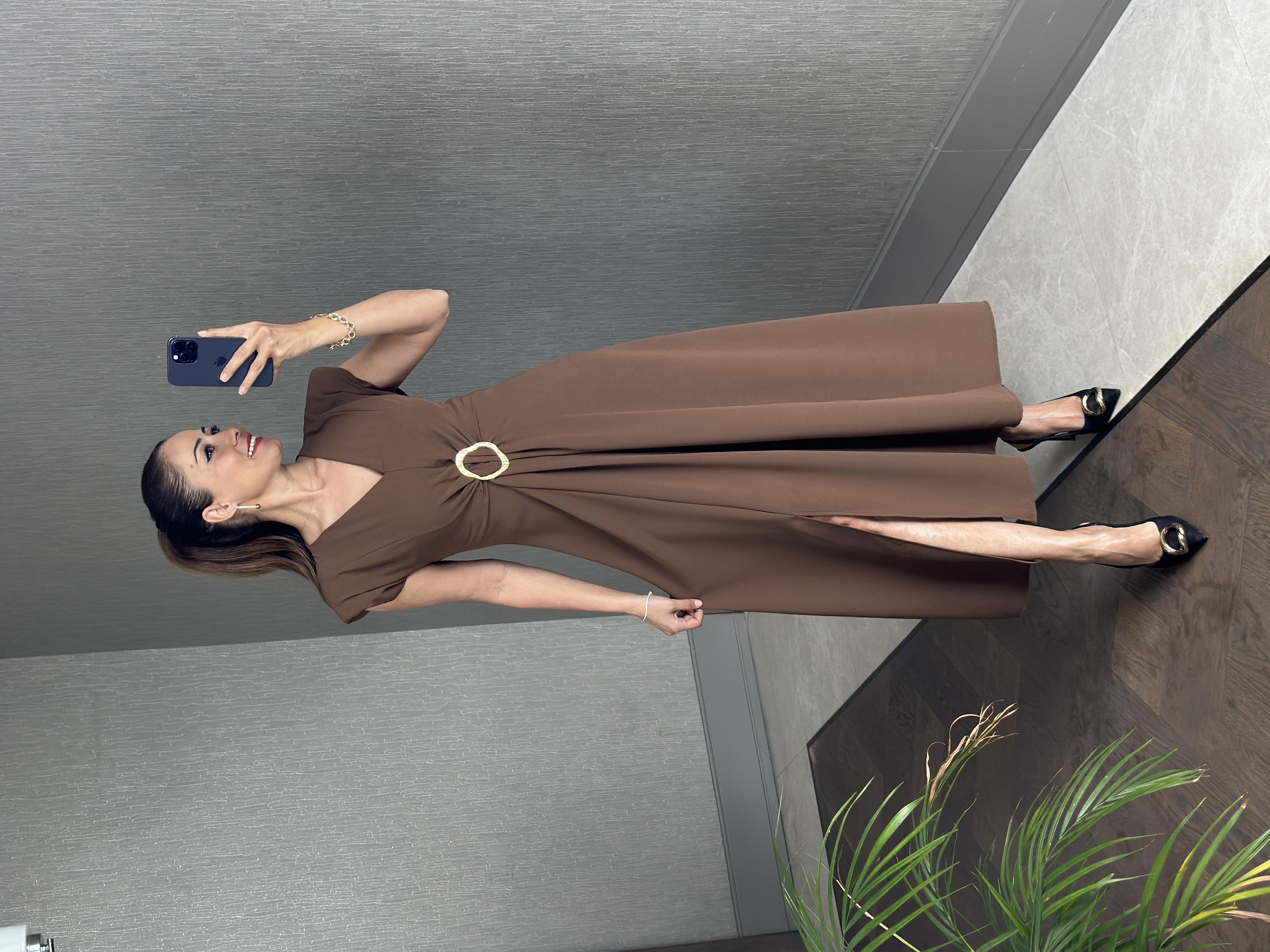 Kahverengi Vatkalı V Yaka Önü Tokalı Kadın Midiboy Elbise