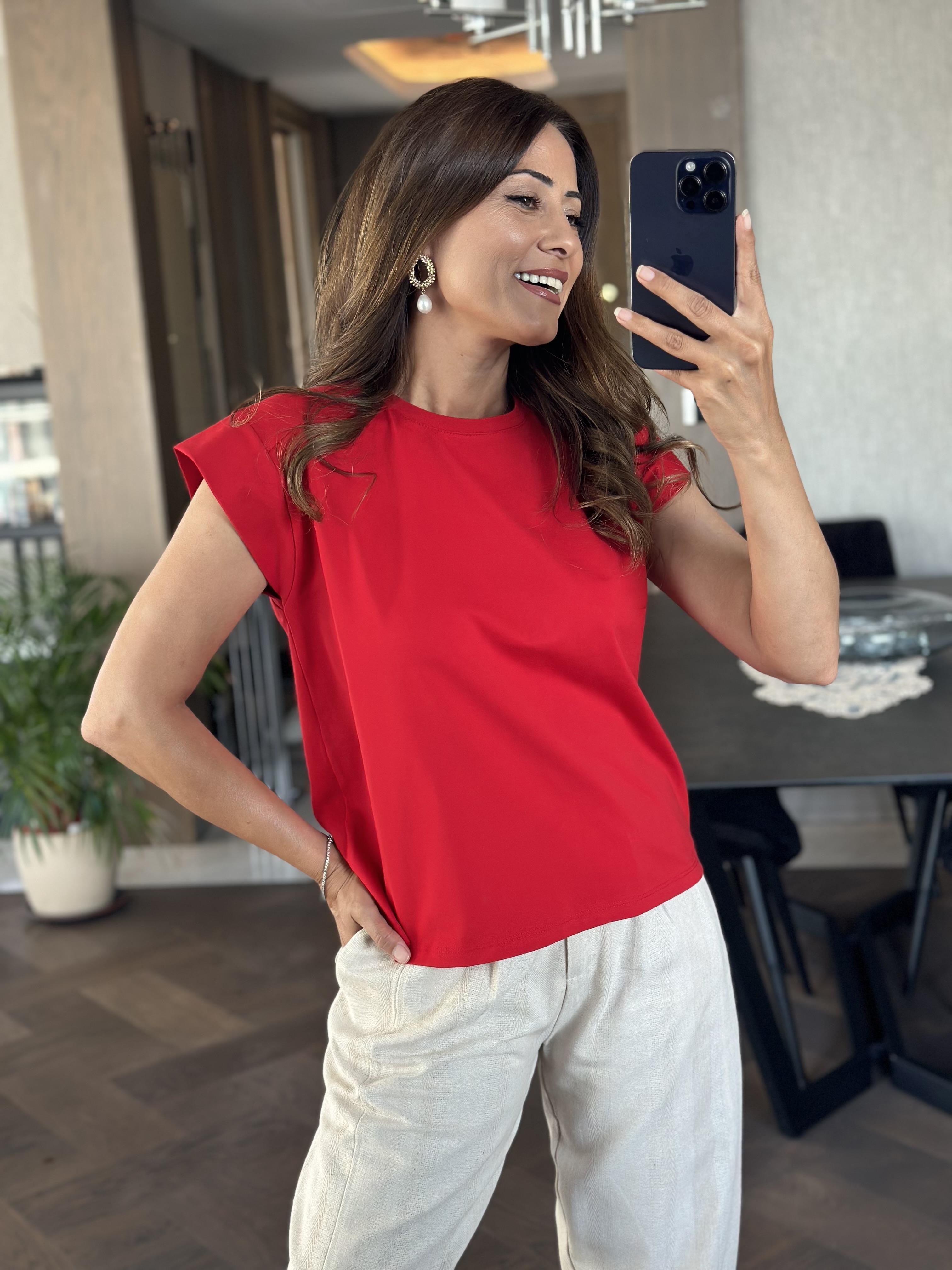 Kırmızı Omzu Dikişli Vatka Görünümlü Kadın T-Shirt