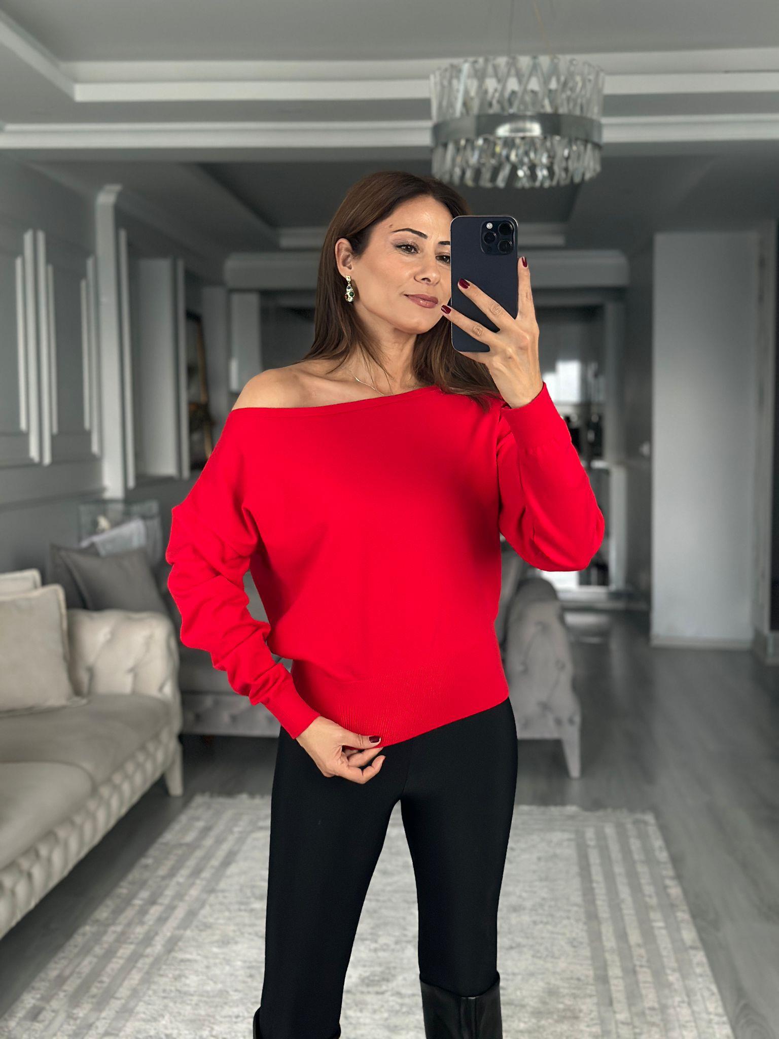 Kırmızı Tek Omzu Açık Triko Kazak