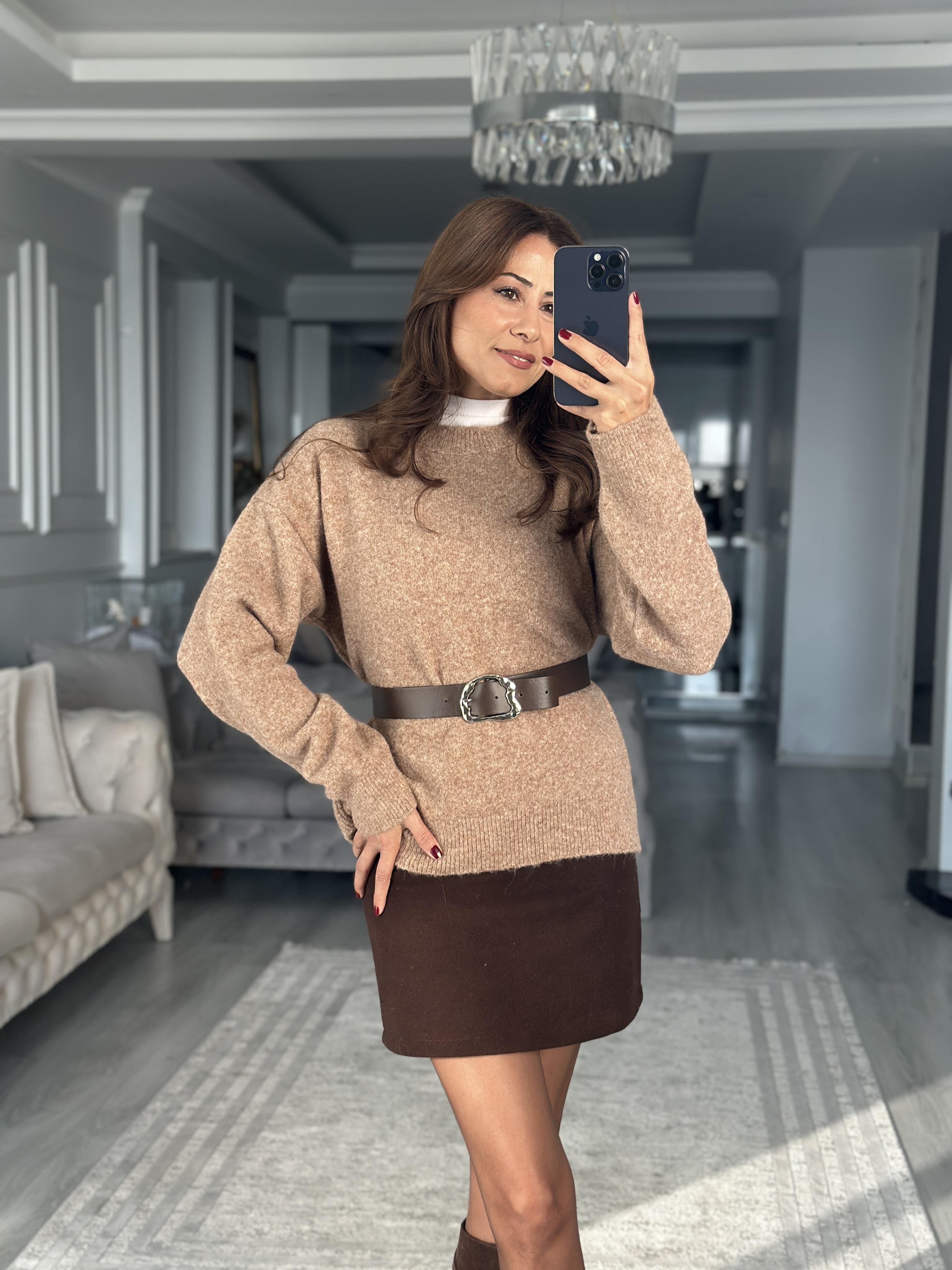 Koyu Bej Yumoş Bisiklet Yaka Oversize Triko Kazak