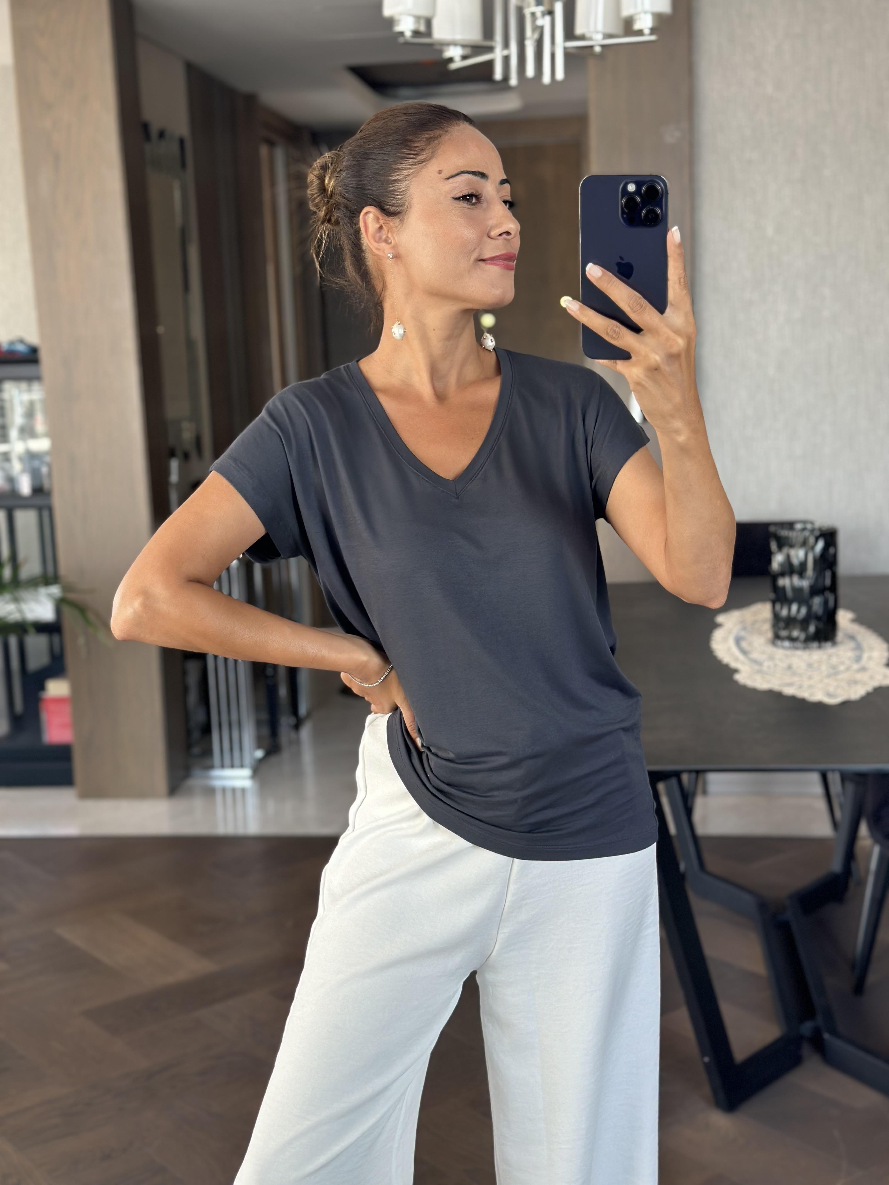 Koyu Füme V Yaka Kısa Yarasa Kol Basic Kadın T-Shirt
