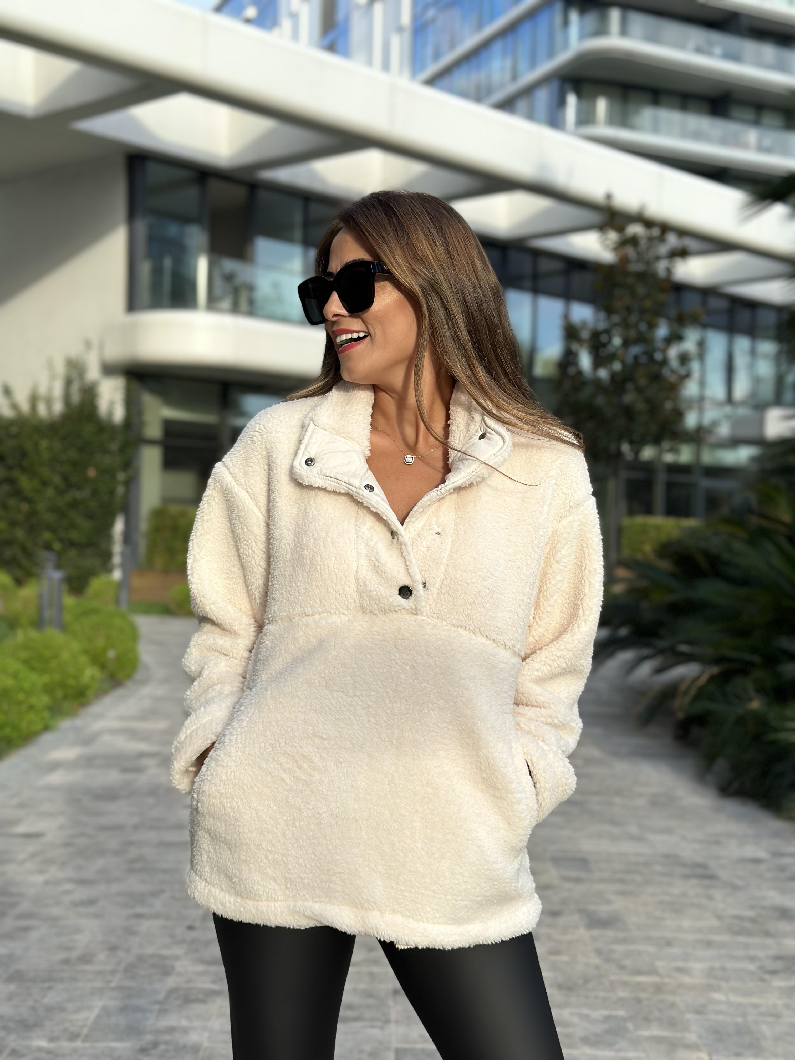 Krem Dik Yaka Dört Çıtçıt Düğmeli Peluş Kadın Sweatshirt
