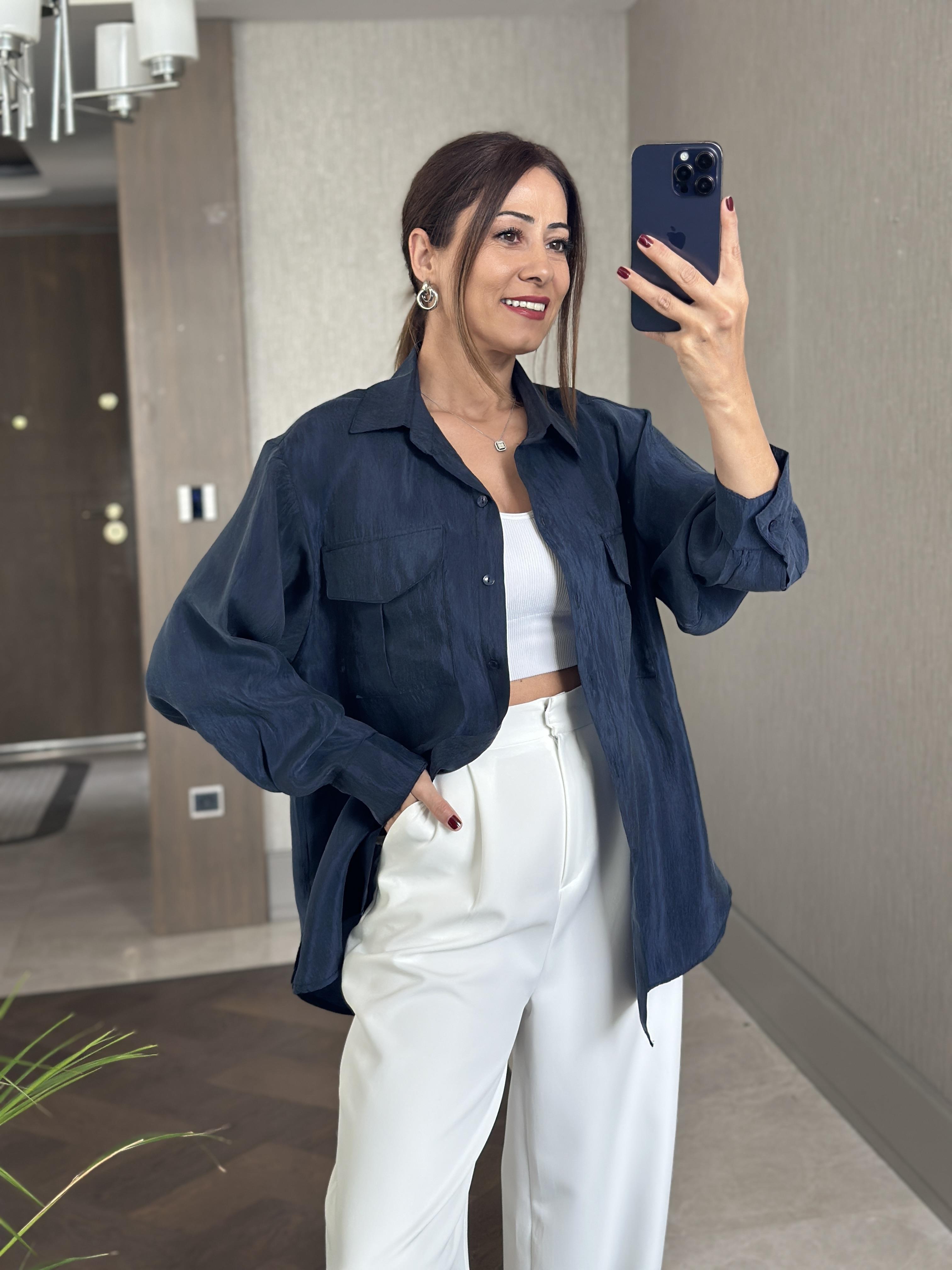 Lacivert Cepleri Kapaklı Uzun Kol Kadın Saten Gömlek