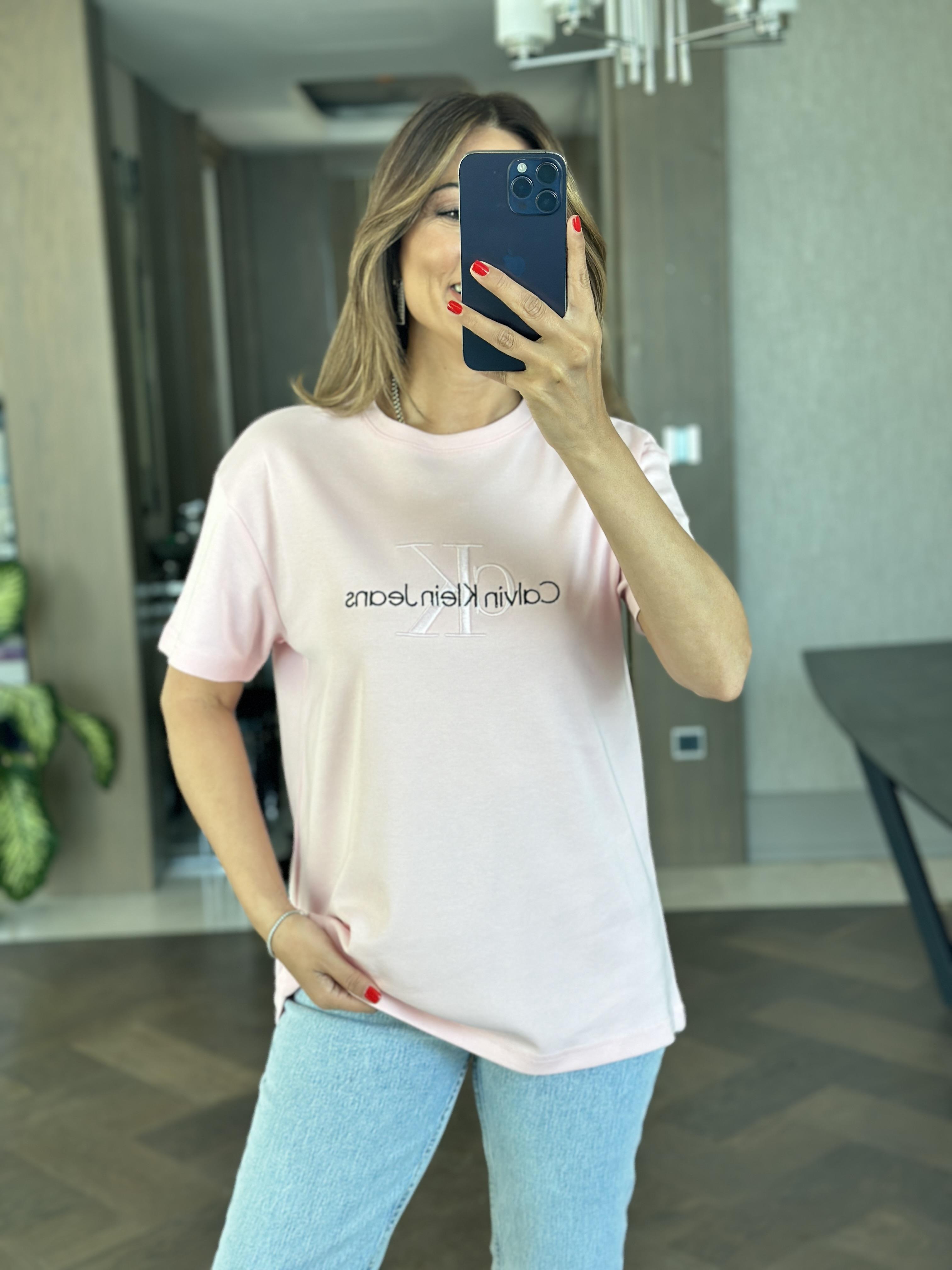 Pembe Önü Kabartma Yazı Nakışlı Bisiklet Yaka Kısa Kol Kadın T-Shirt