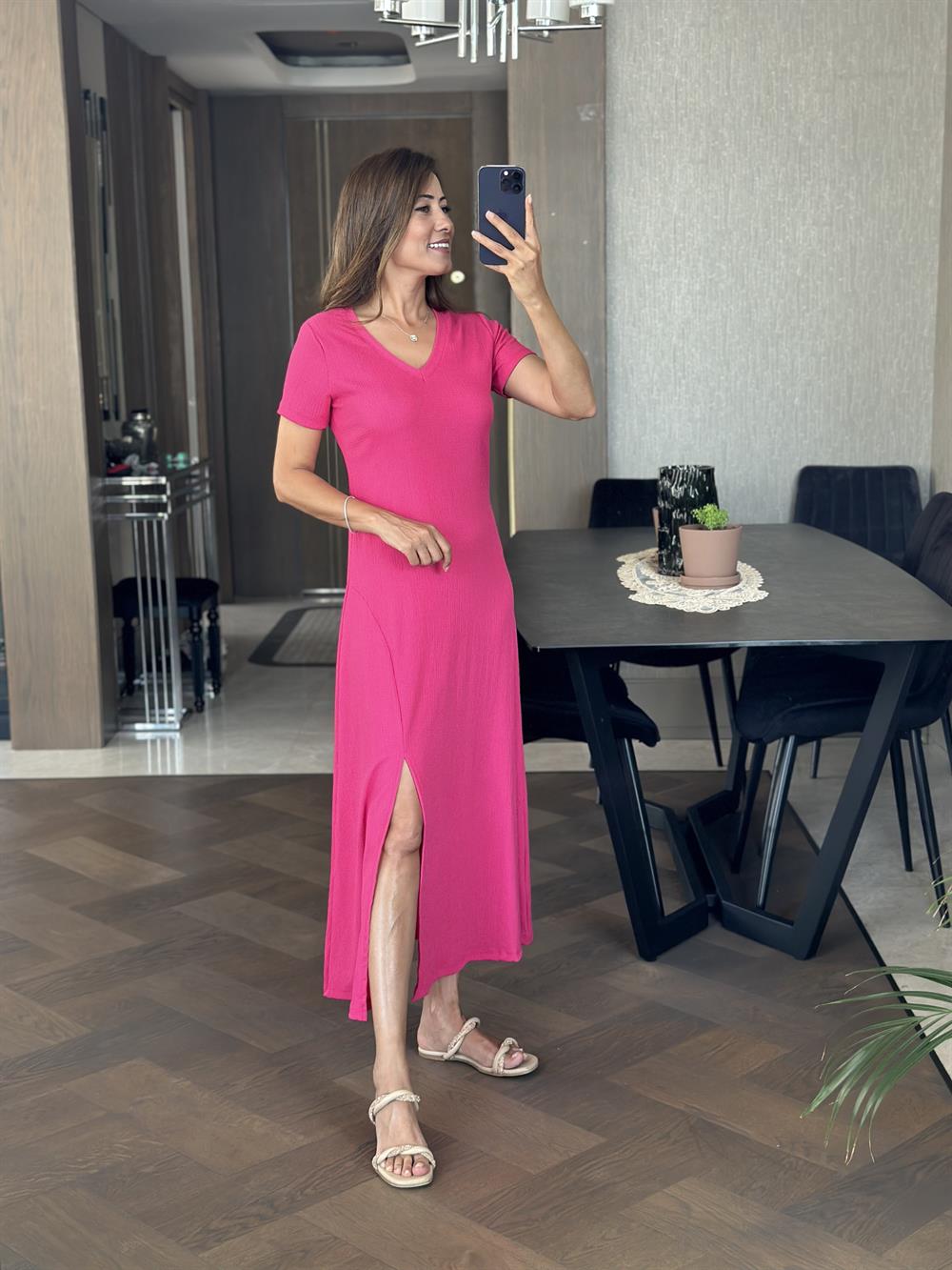Pembe V yaka Yırtmaçlı Uzun Gofre Kadın Elbise