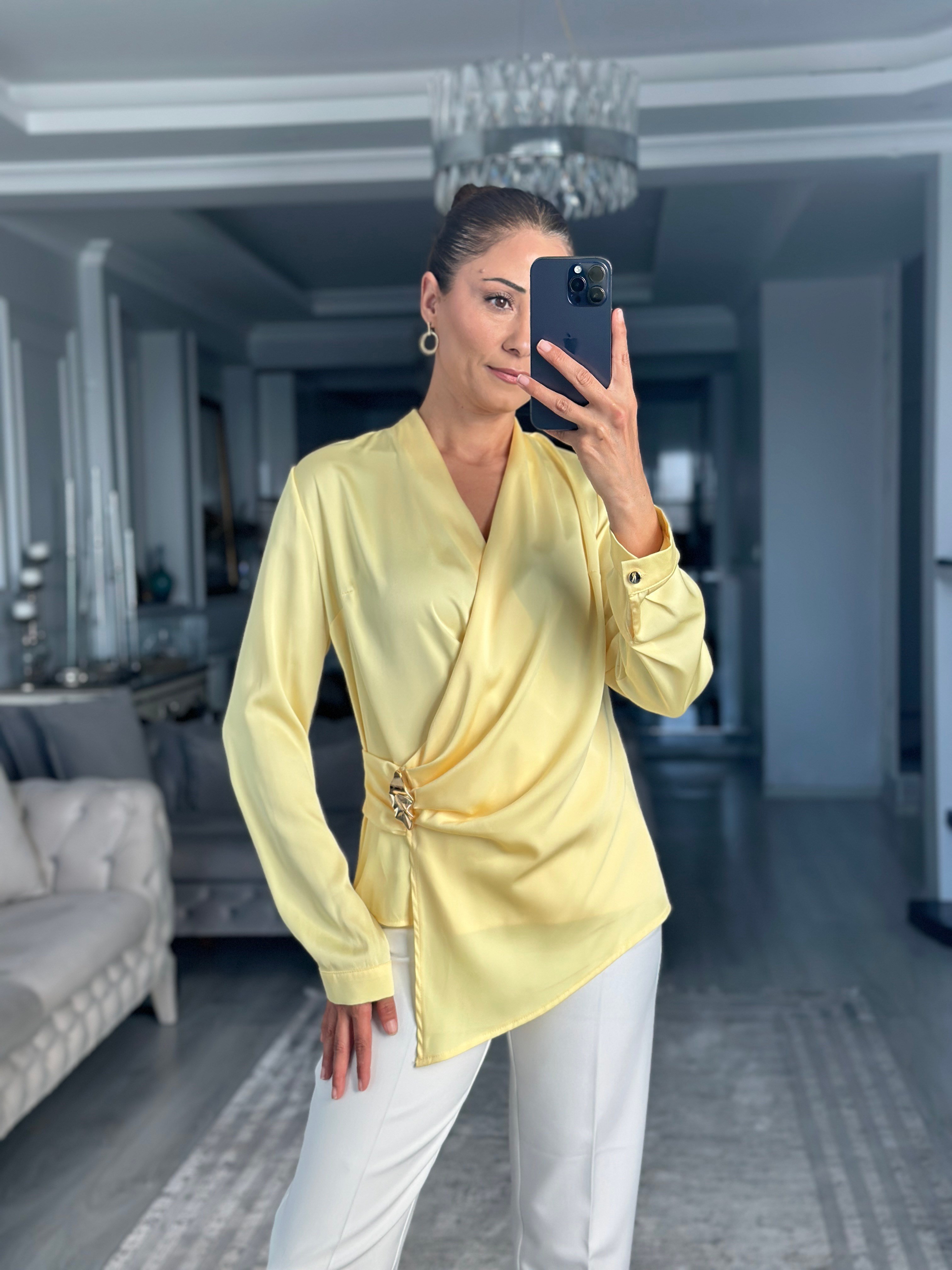 Sarı Kruvaze Yaka Yandan Broşlu Kadın Bluz