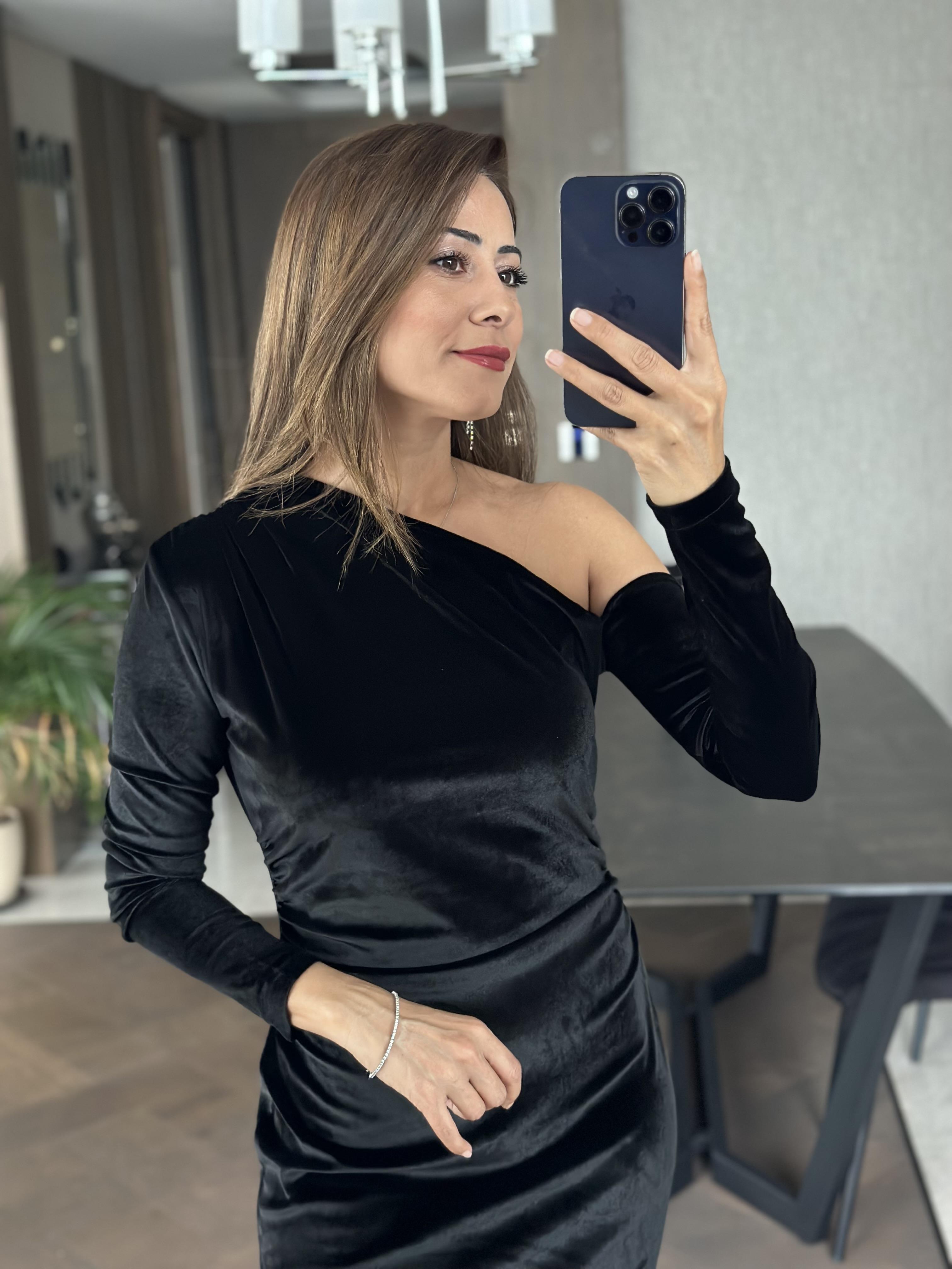 Siyah Asimetrik Yaka Yanları Büzgülü Kadife Kadın Elbise 