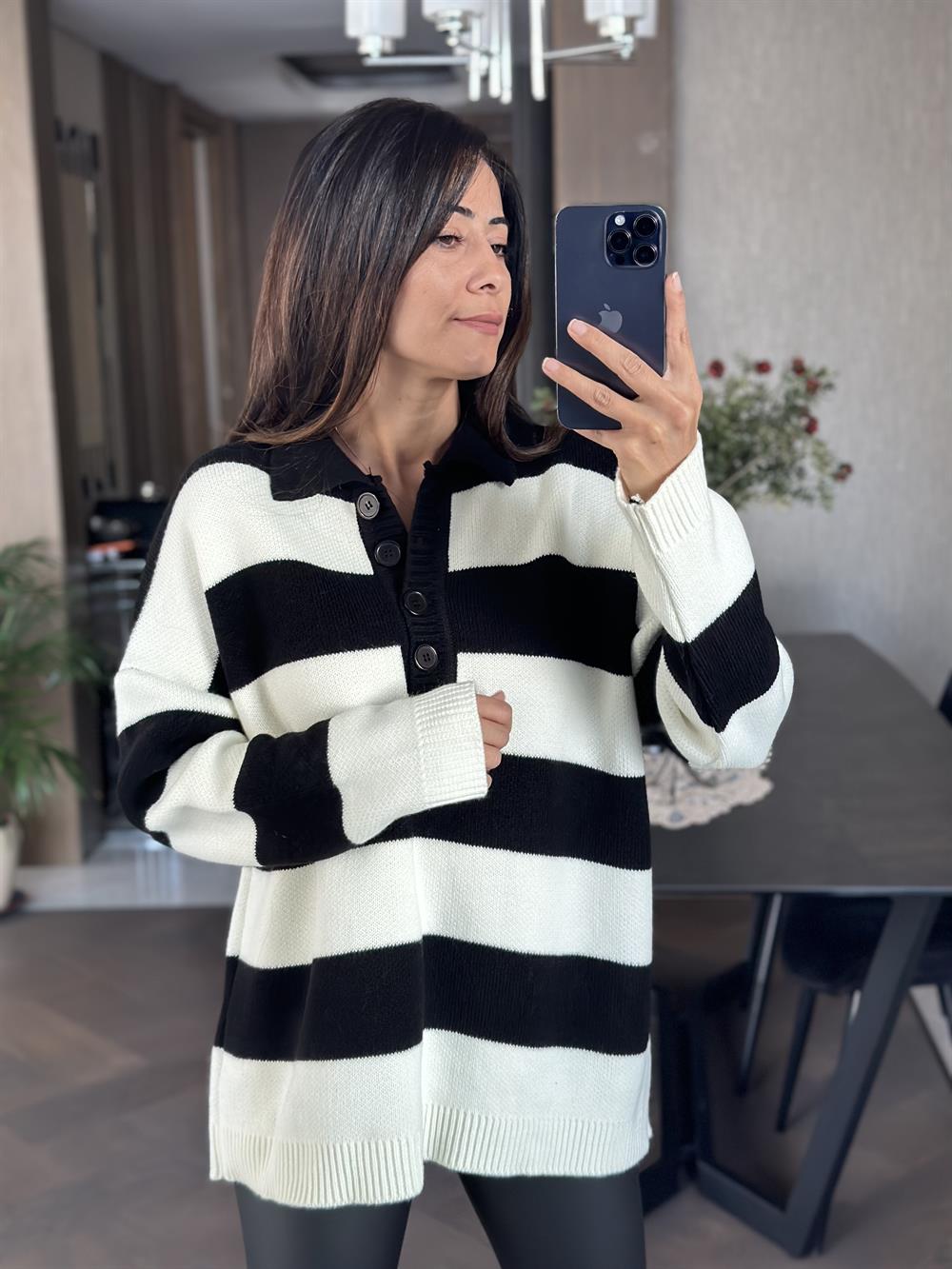 Siyah Beyaz Kalın Çizgili Polo Yaka Düğmeli Kadın Jean