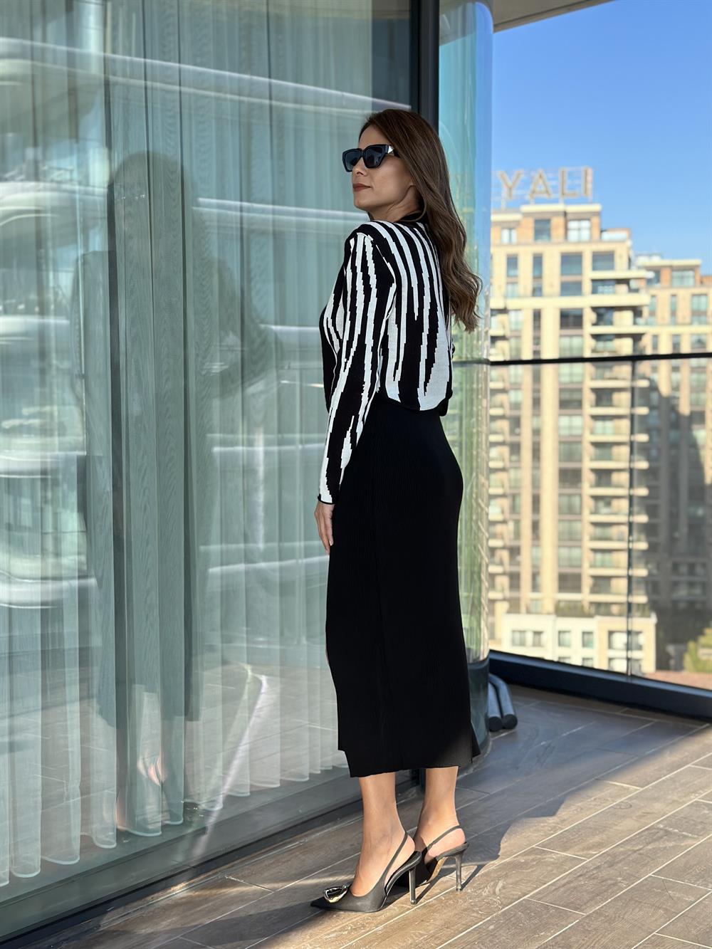 Siyah Beyaz Zebra Desen Vatkalı Düğmeli Hırka Kazak