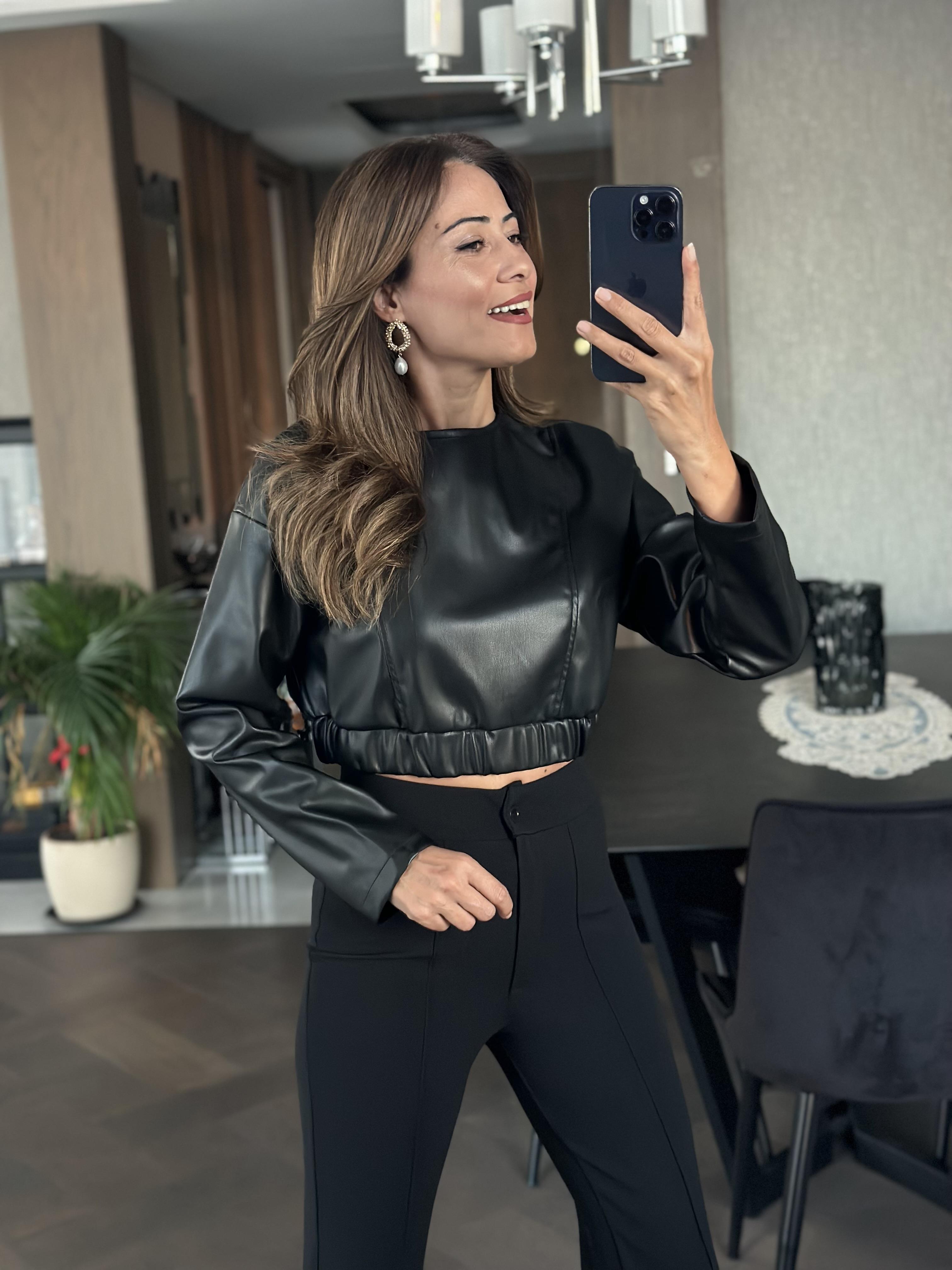 Siyah Bisiklet Yaka Beli Lastikli Deri Kadın Crop Bluz