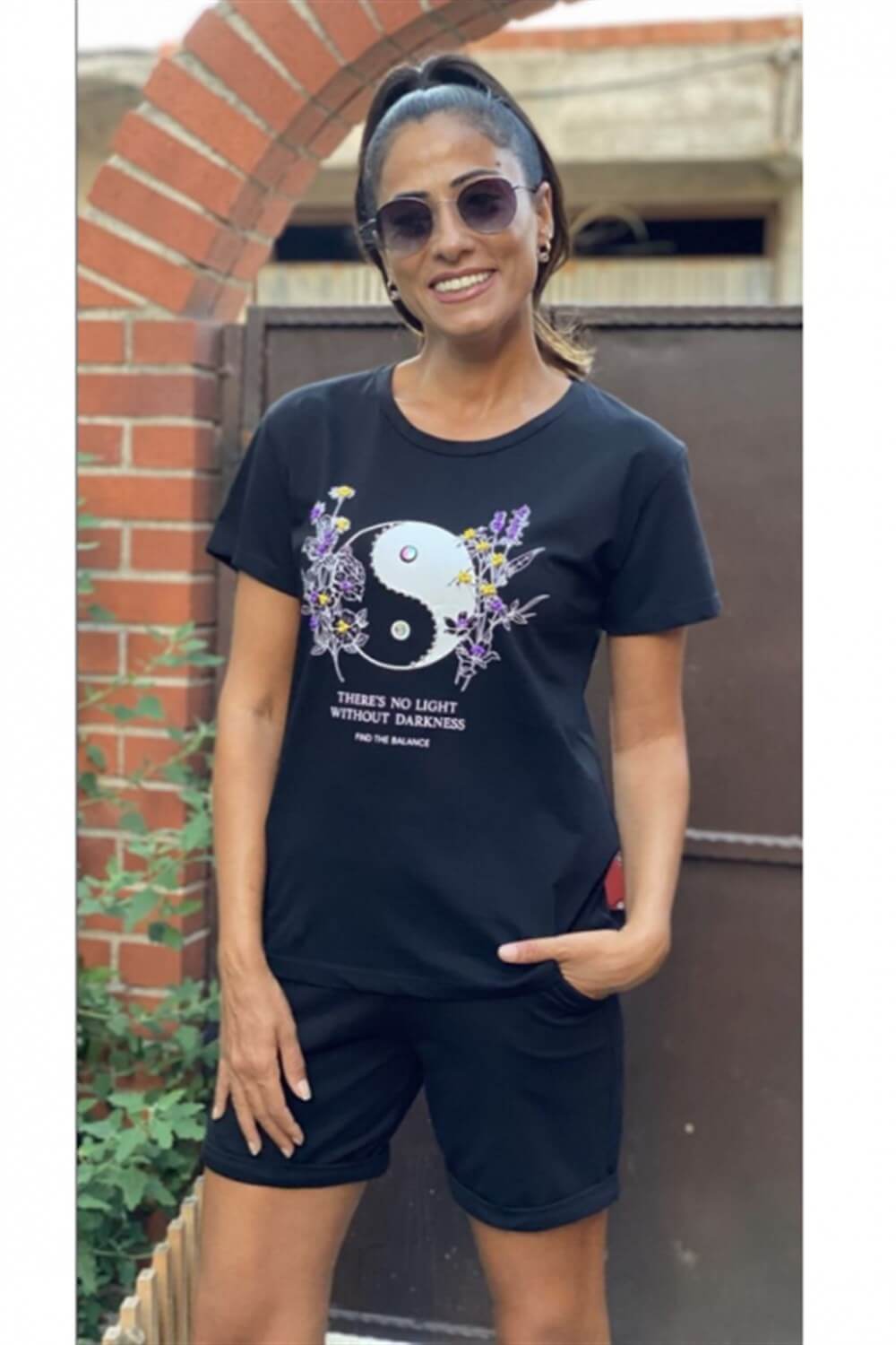 Siyah Çiçek Detay Denge T-Shirt 