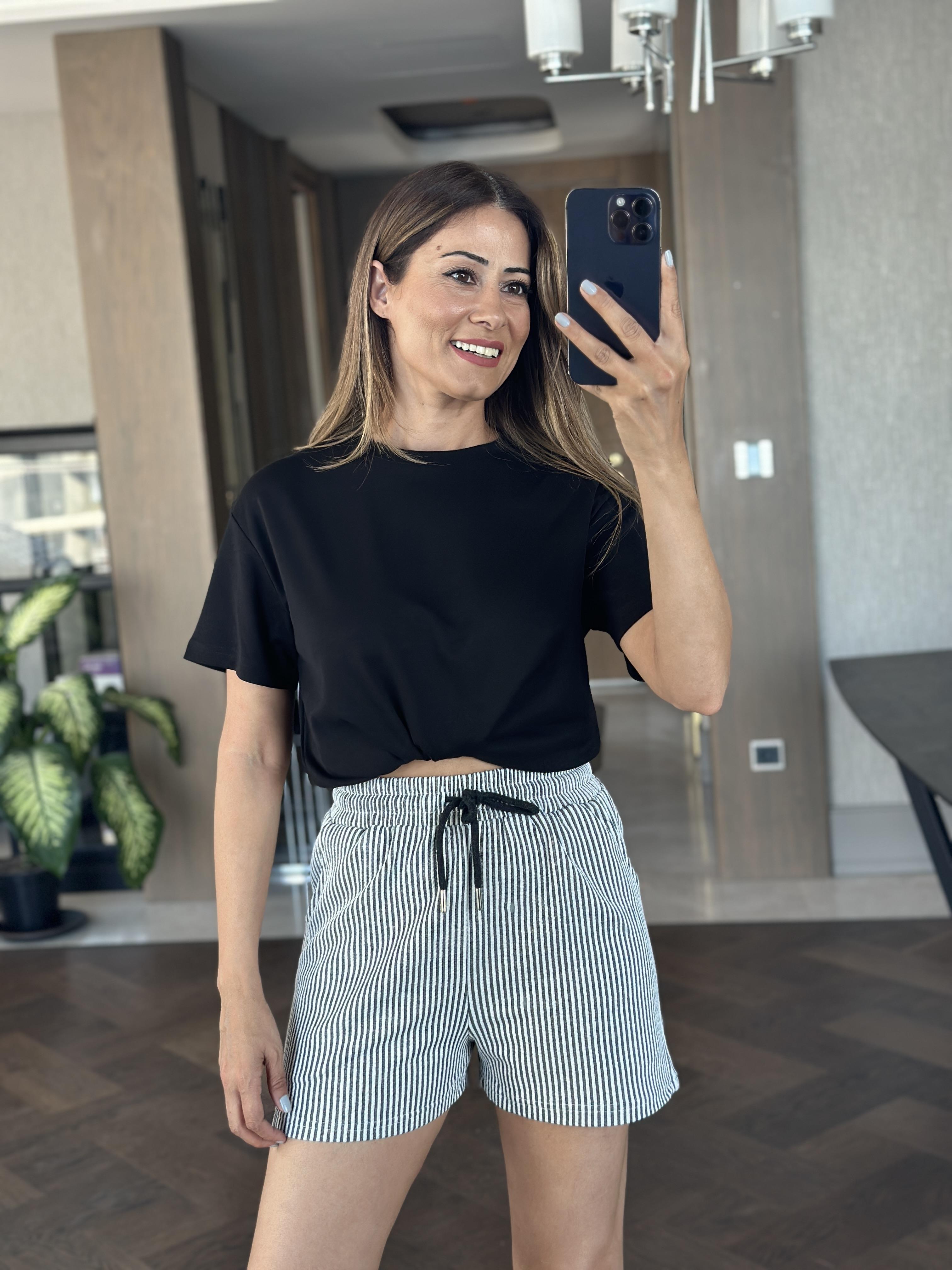 Siyah Çizgili Beli Lastikli Ve Bağcıklı Kadın Şort