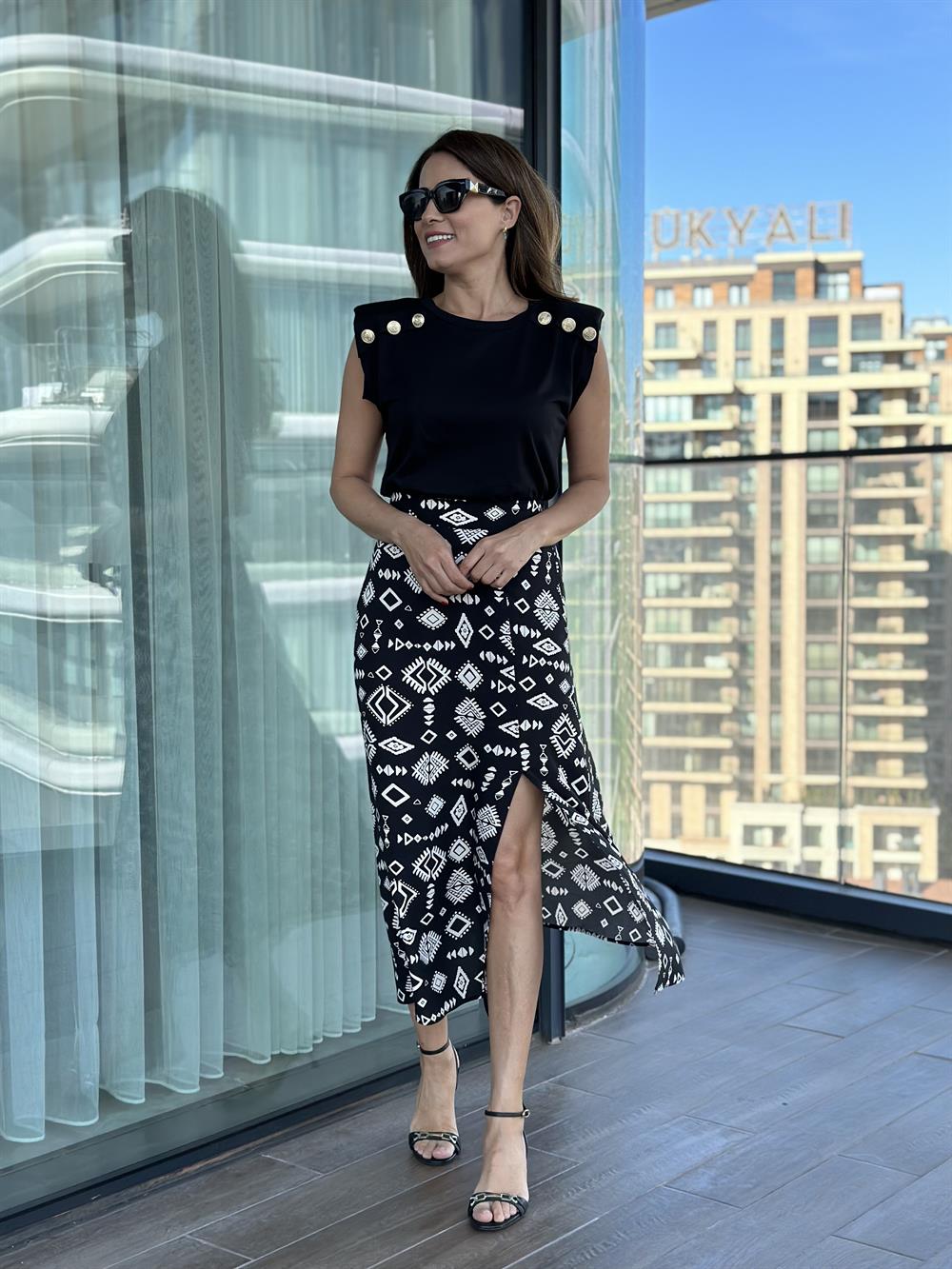 Siyah Desenli Tek Yırtmaçlı Viskon Kadın Etek