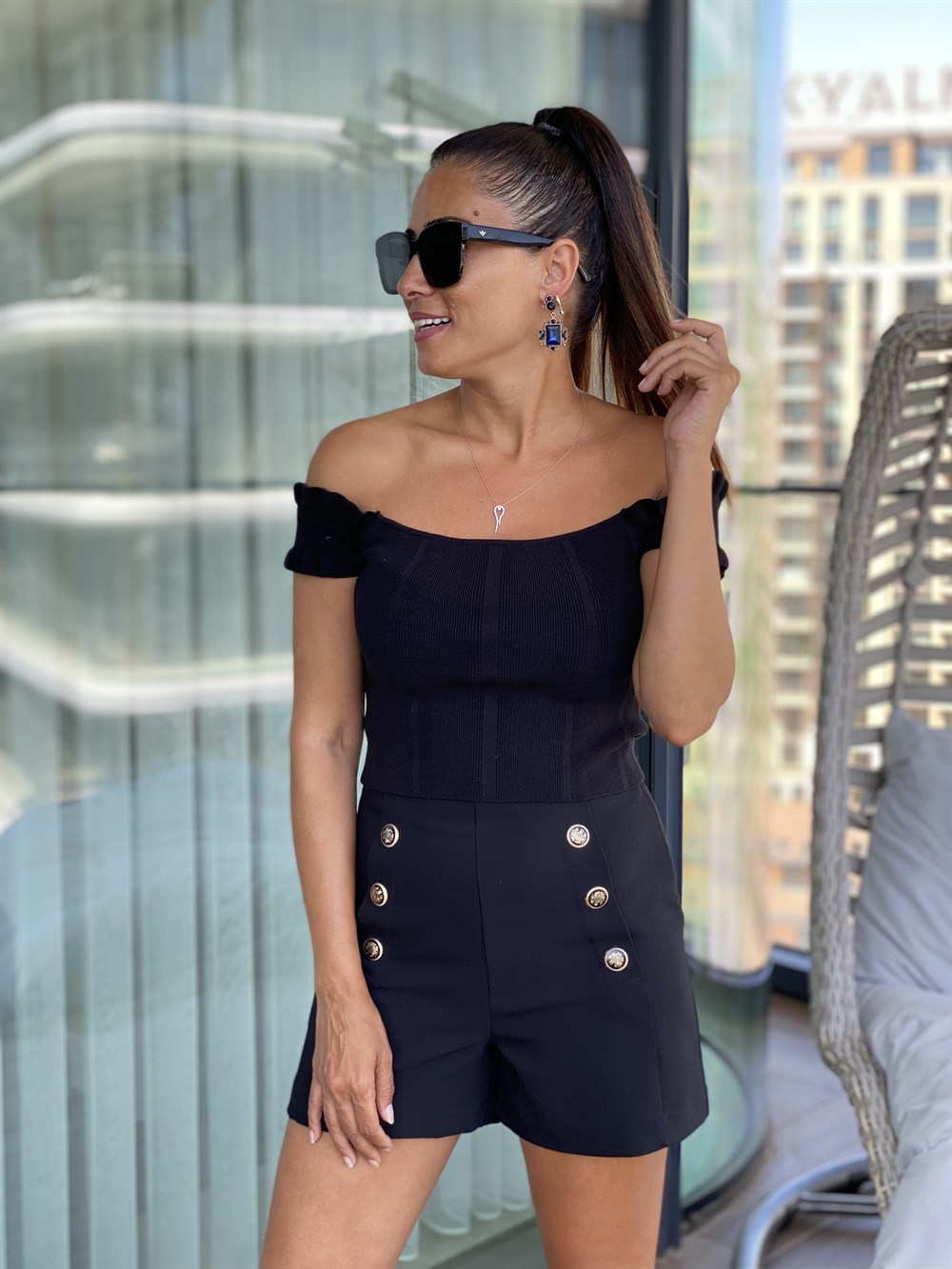 Siyah Düğme Detaylı Kadın Şort