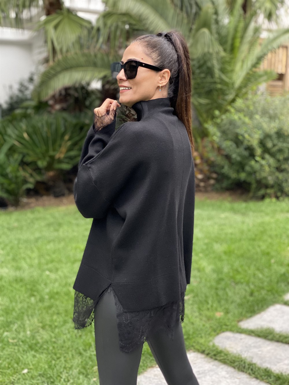 Siyah Eteği Dantelli Yarım Balıkçı Triko Kadın Kazak