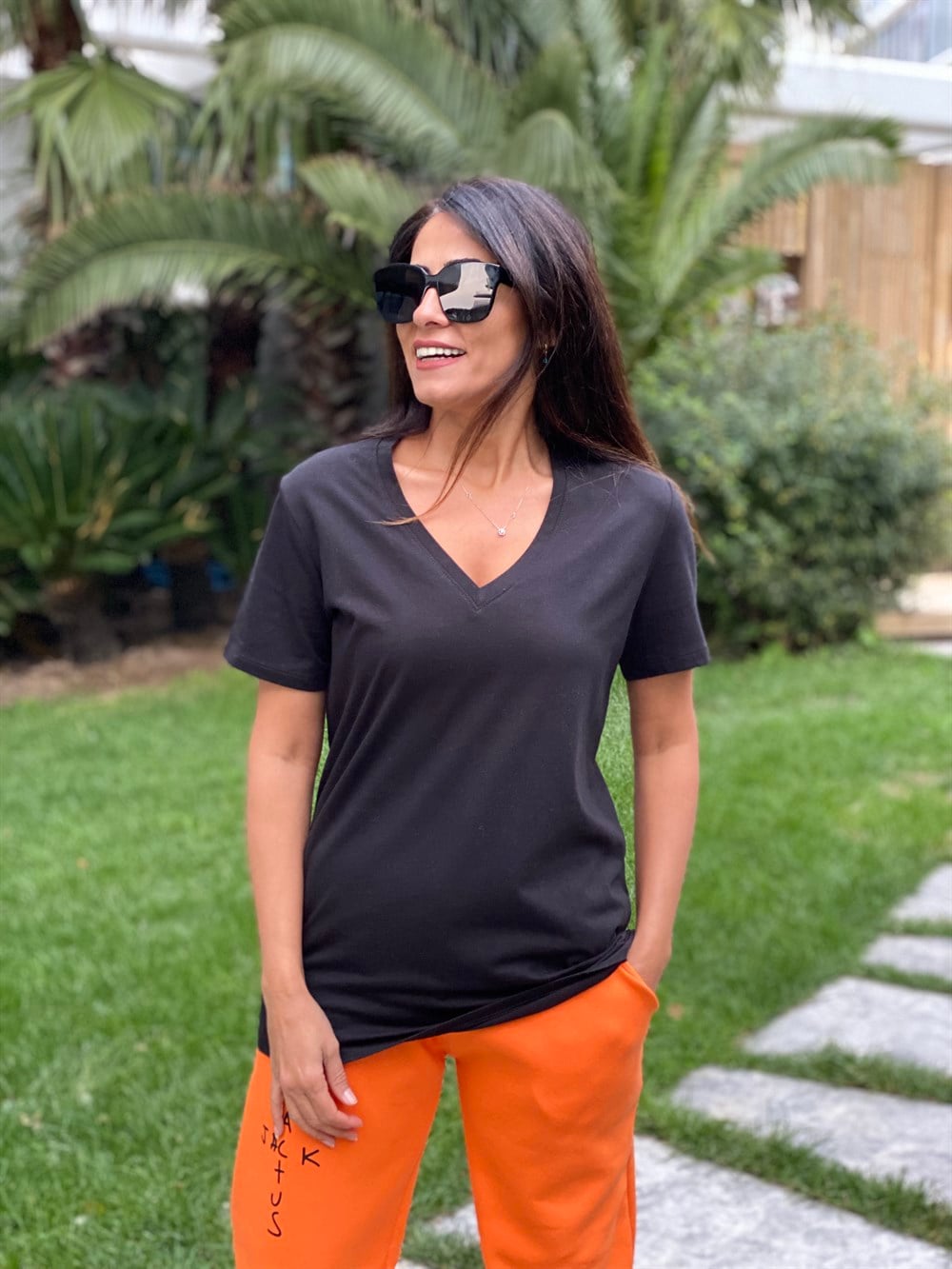 Siyah Eteği Dikişli V Yaka Basic Kadın T-shirt