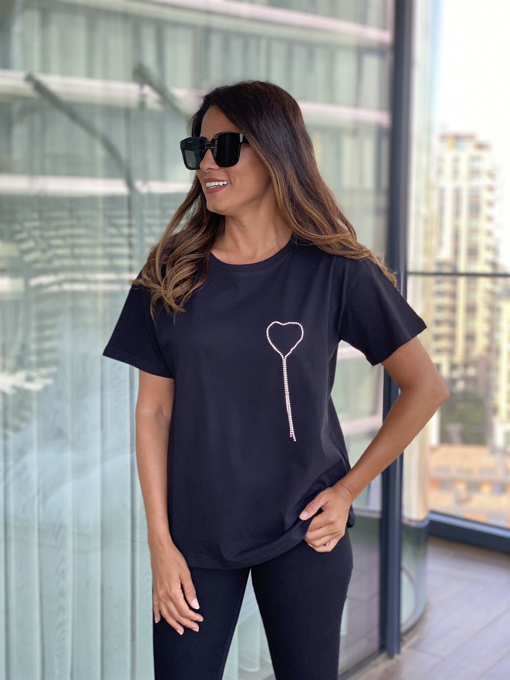 Siyah Kalp Taş Detaylı Kadın T-Shirt