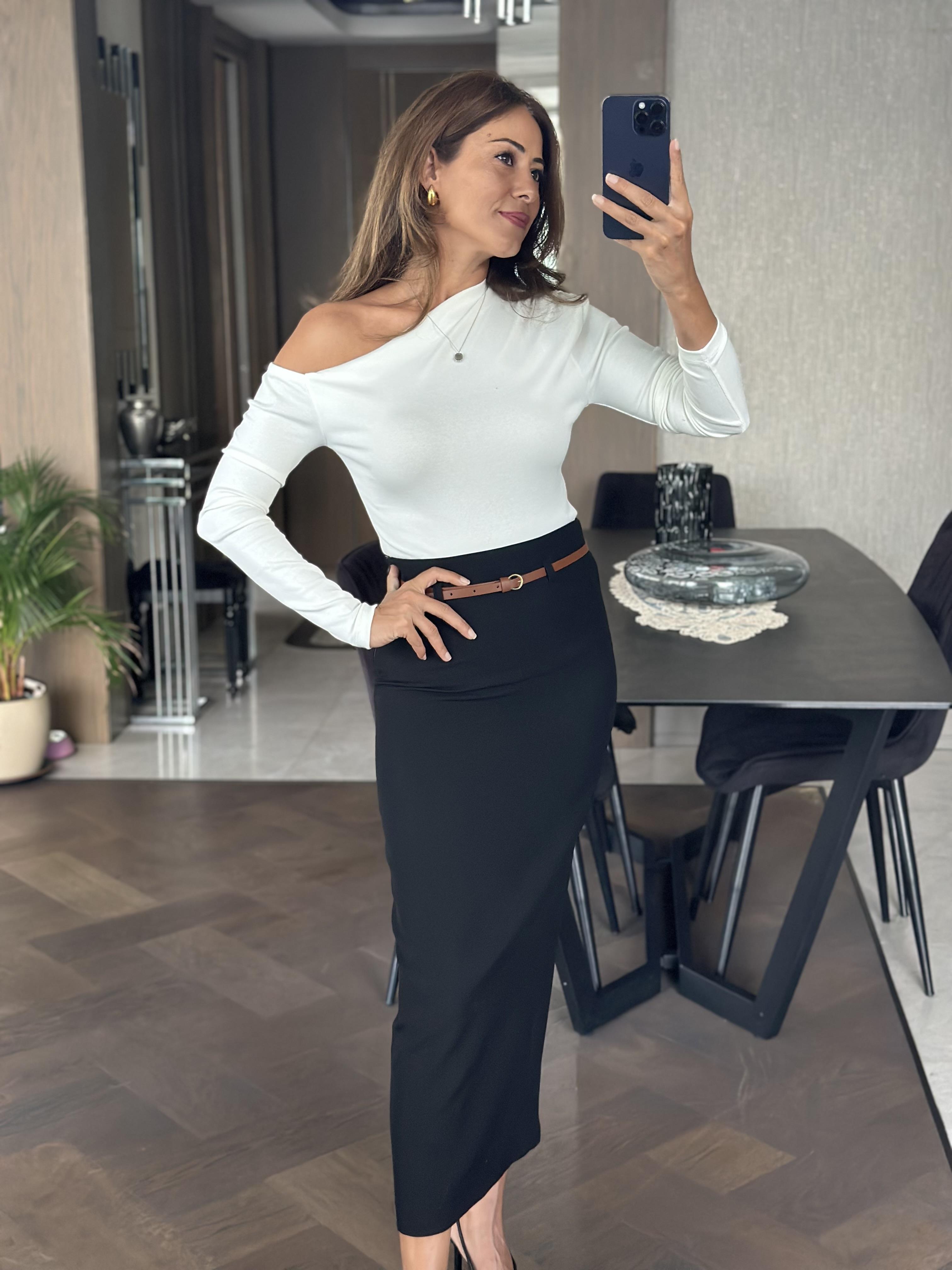 Siyah Karol Kemerli Arkası Yırtmaçlı Yanı Fermuarlı Kadın Etek