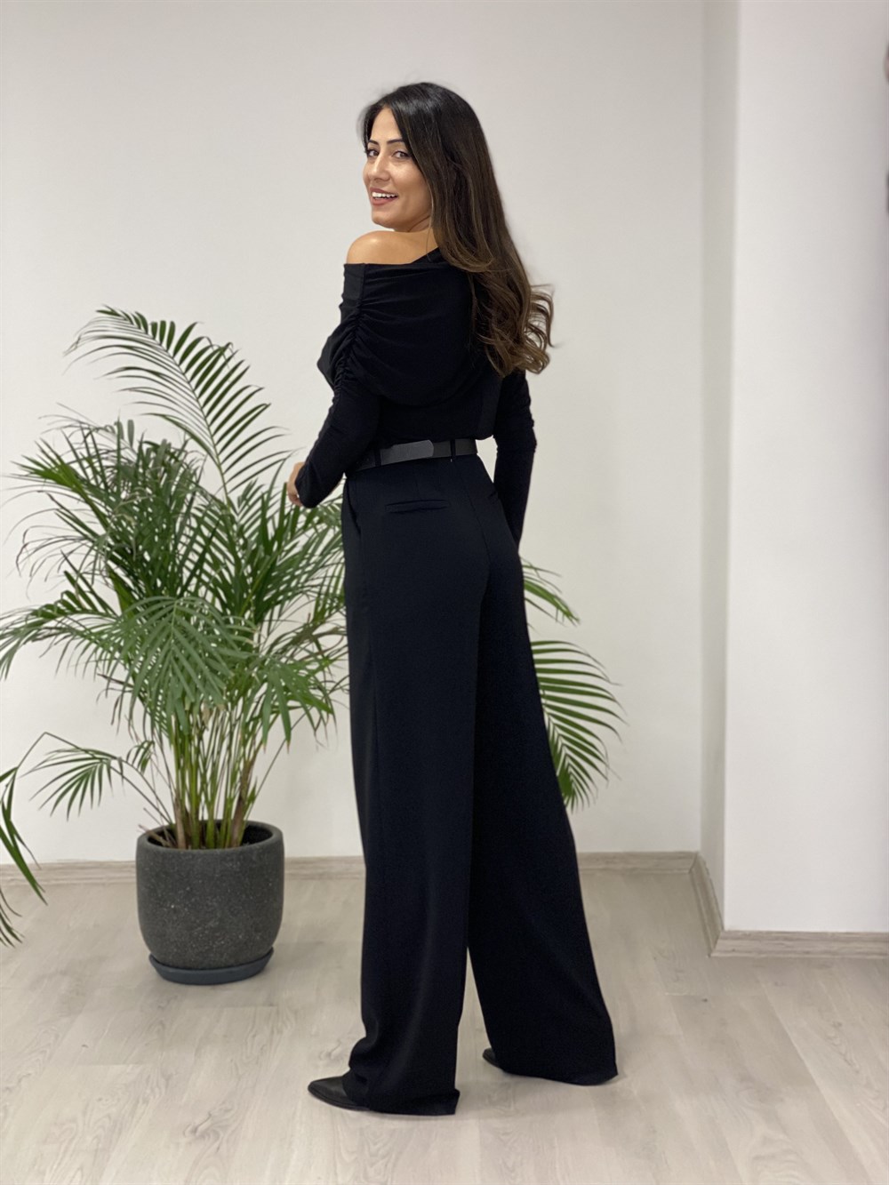 Siyah Kayık Yaka Drapeli Sandy Kadın Bluz