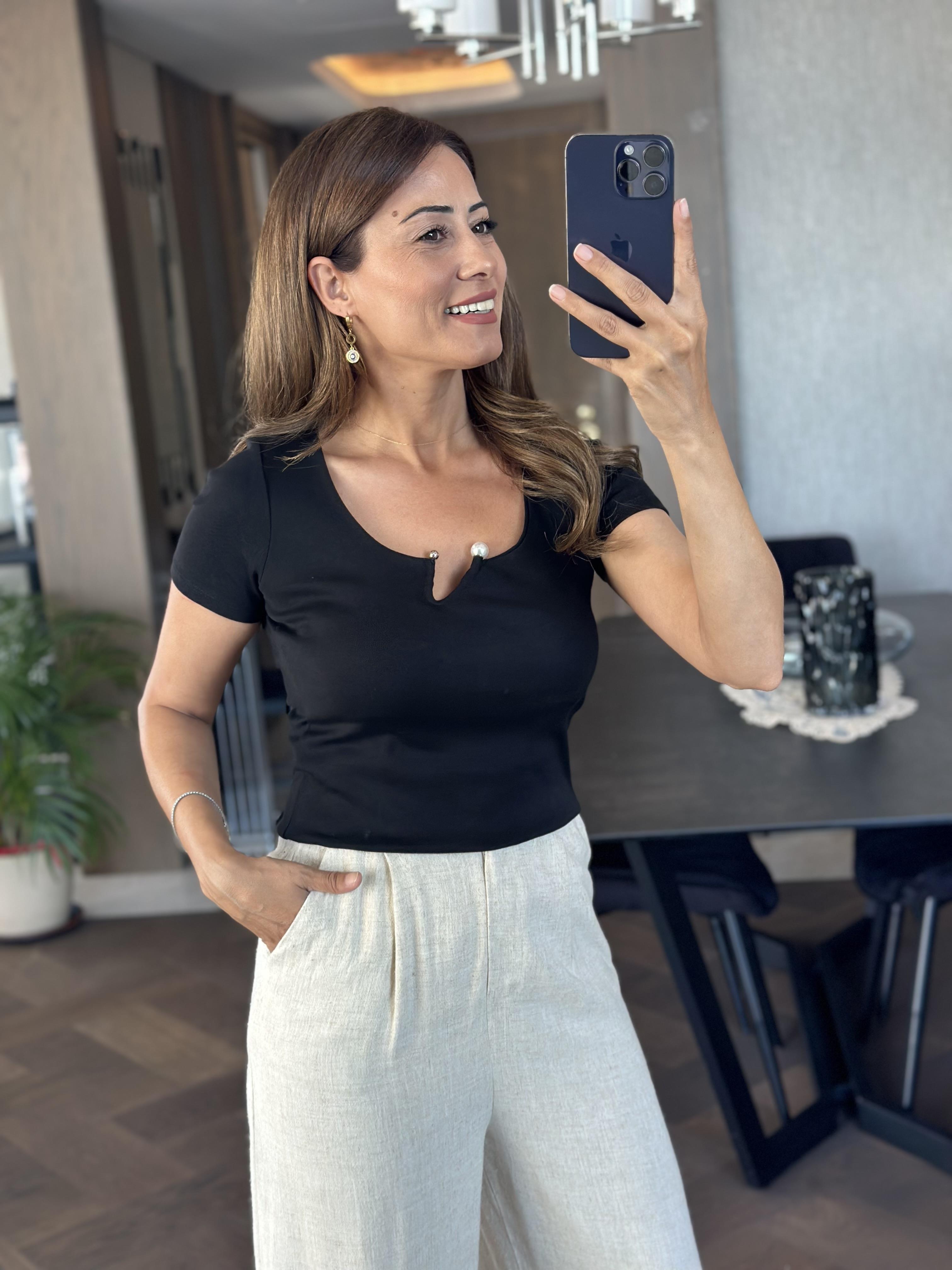 Siyah Kısa Kol Önü İnci Demirli Kadın Body