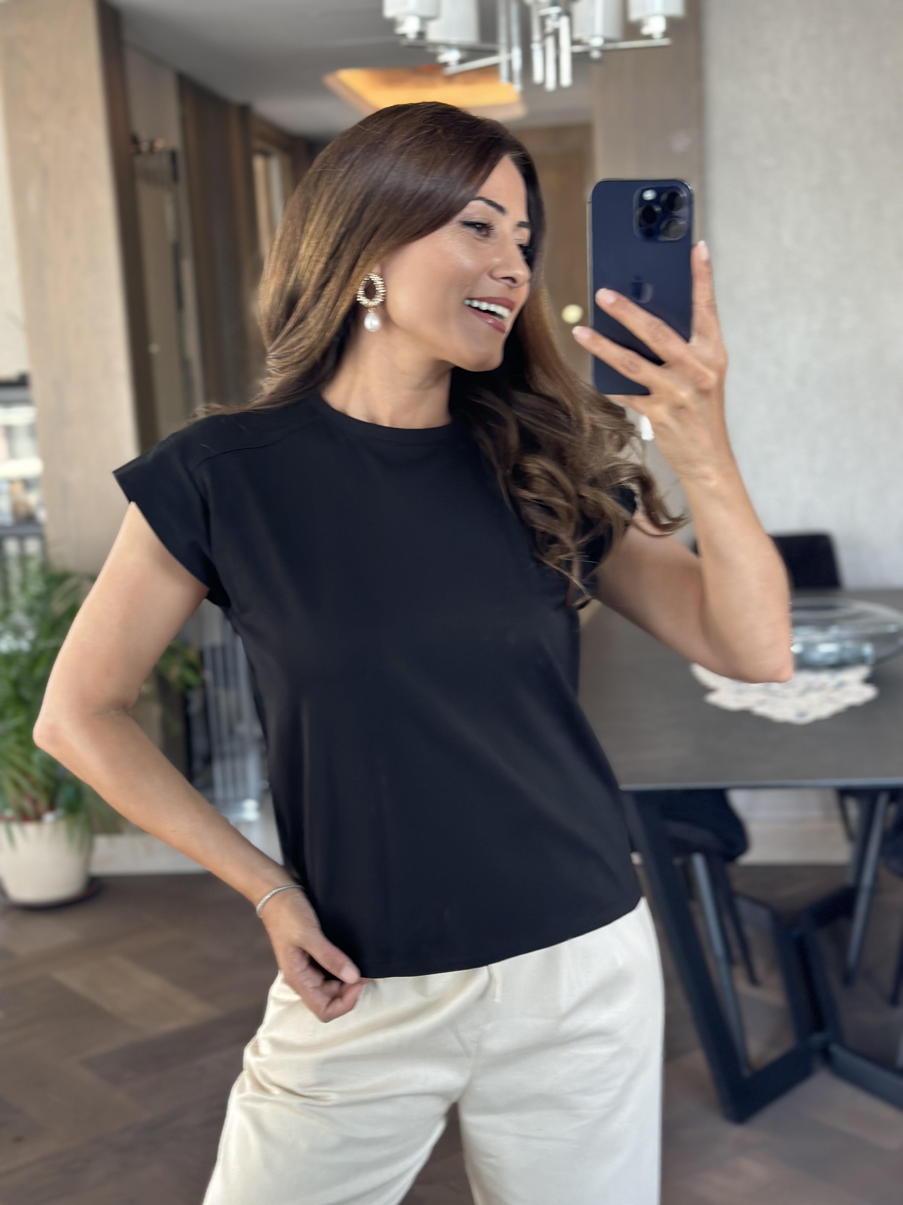 Siyah Omzu Dikişli Vatka Görünümlü Kadın T-Shirt