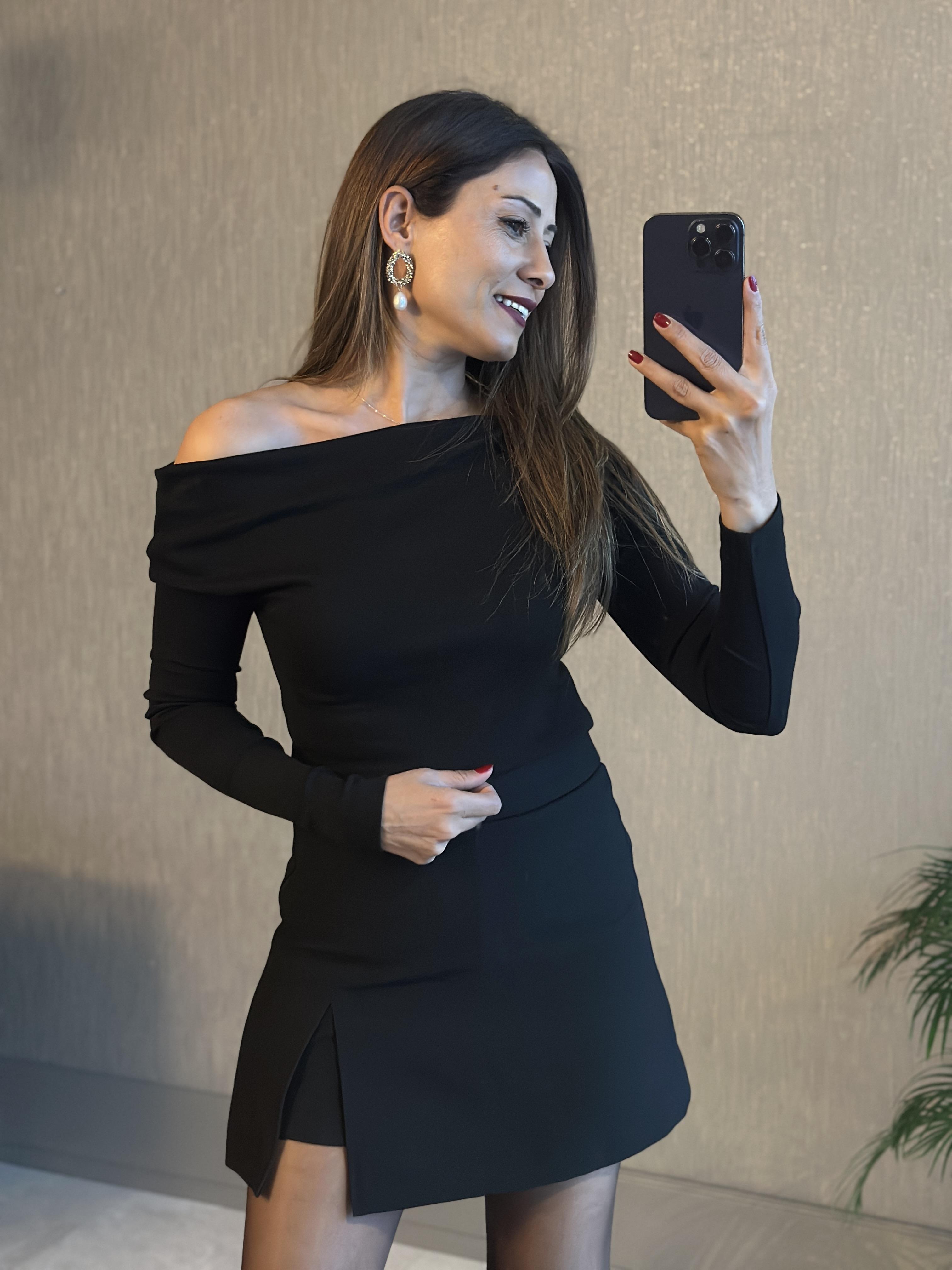 Siyah Omzu Pileli  Madonna Yaka Uzun Kol Kadın Body