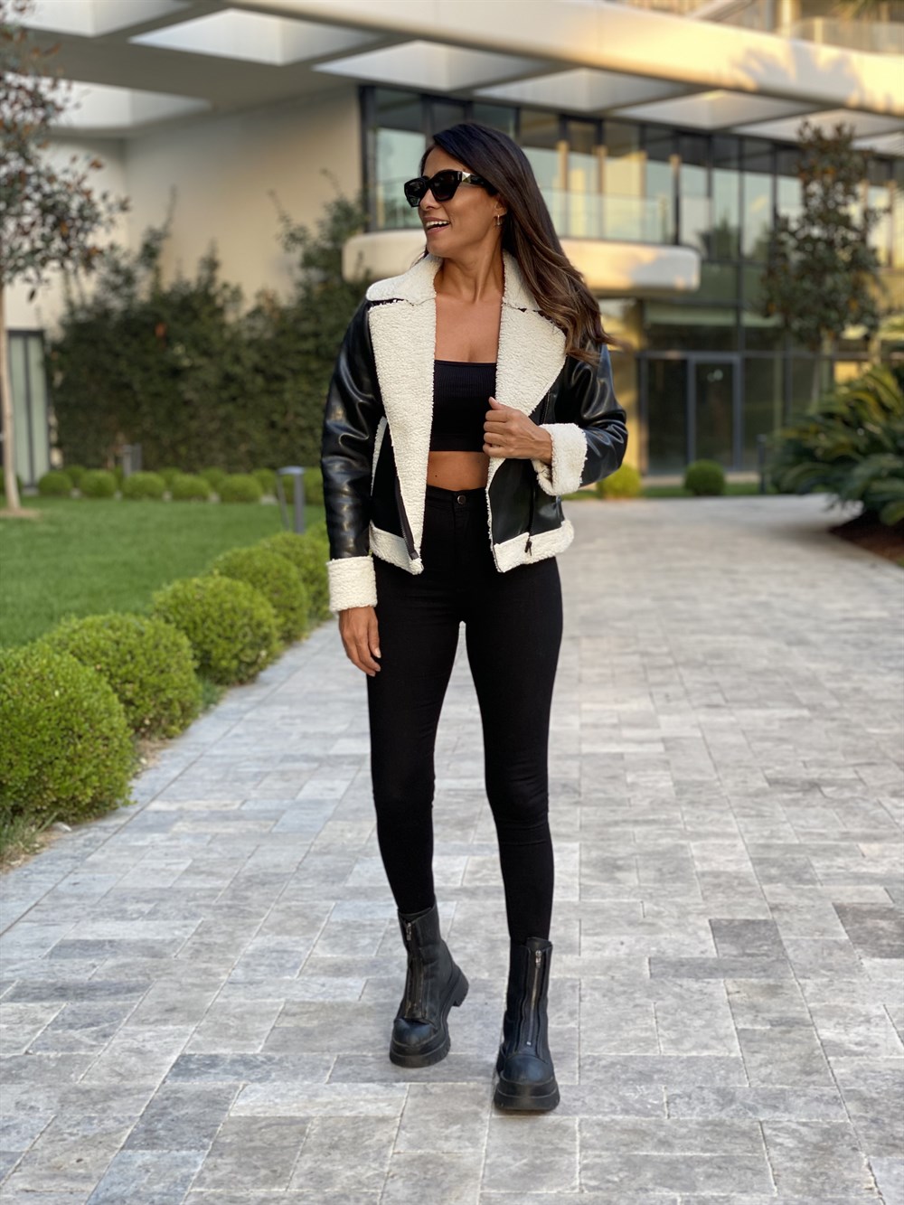 Siyah Önü Çapraz Fermuarlı Kıvırcık Deri Kadın Mont