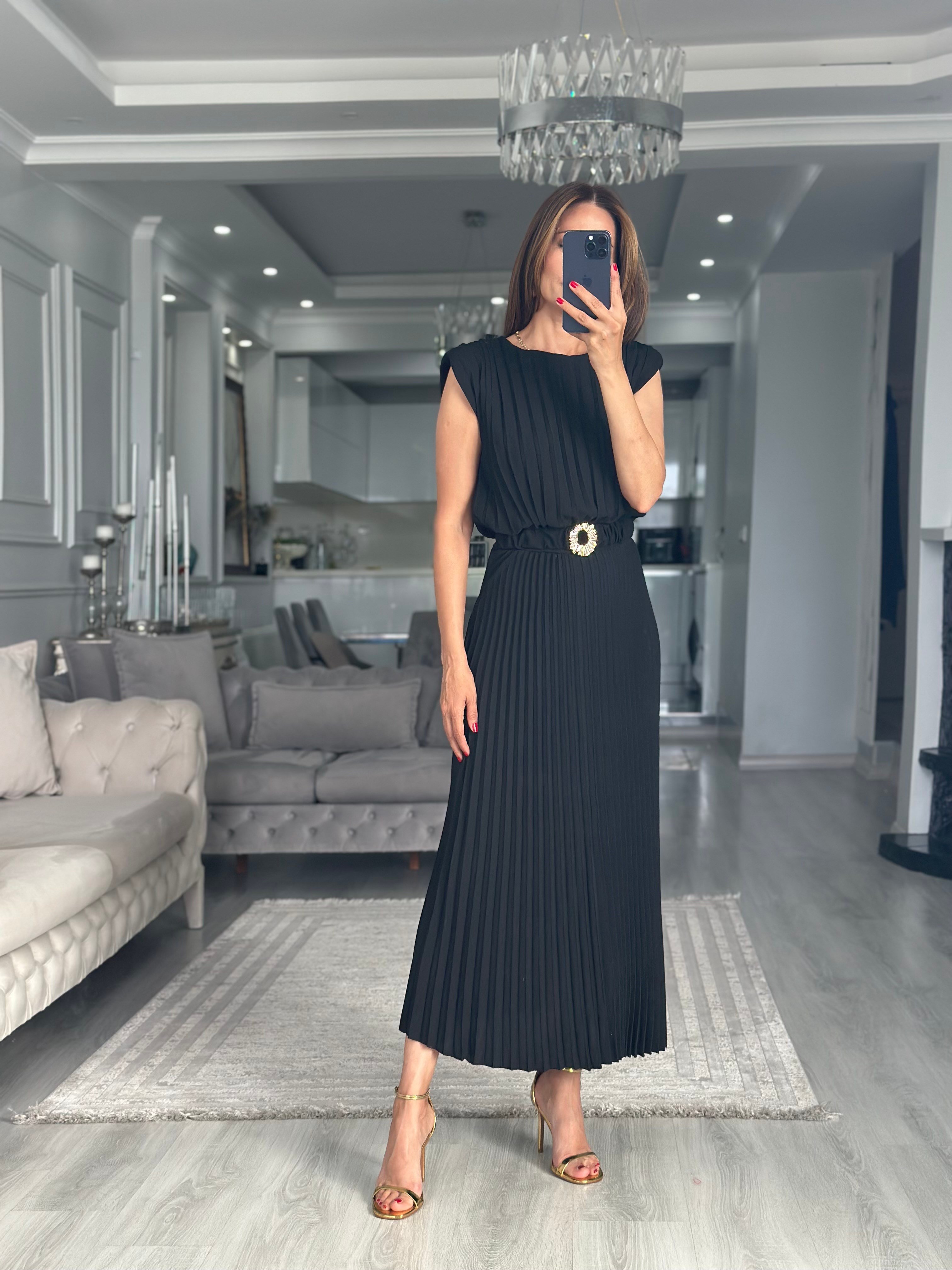 Siyah Piliseli Lastik Kemer Detaylı Midi Boy Kadın Elbise