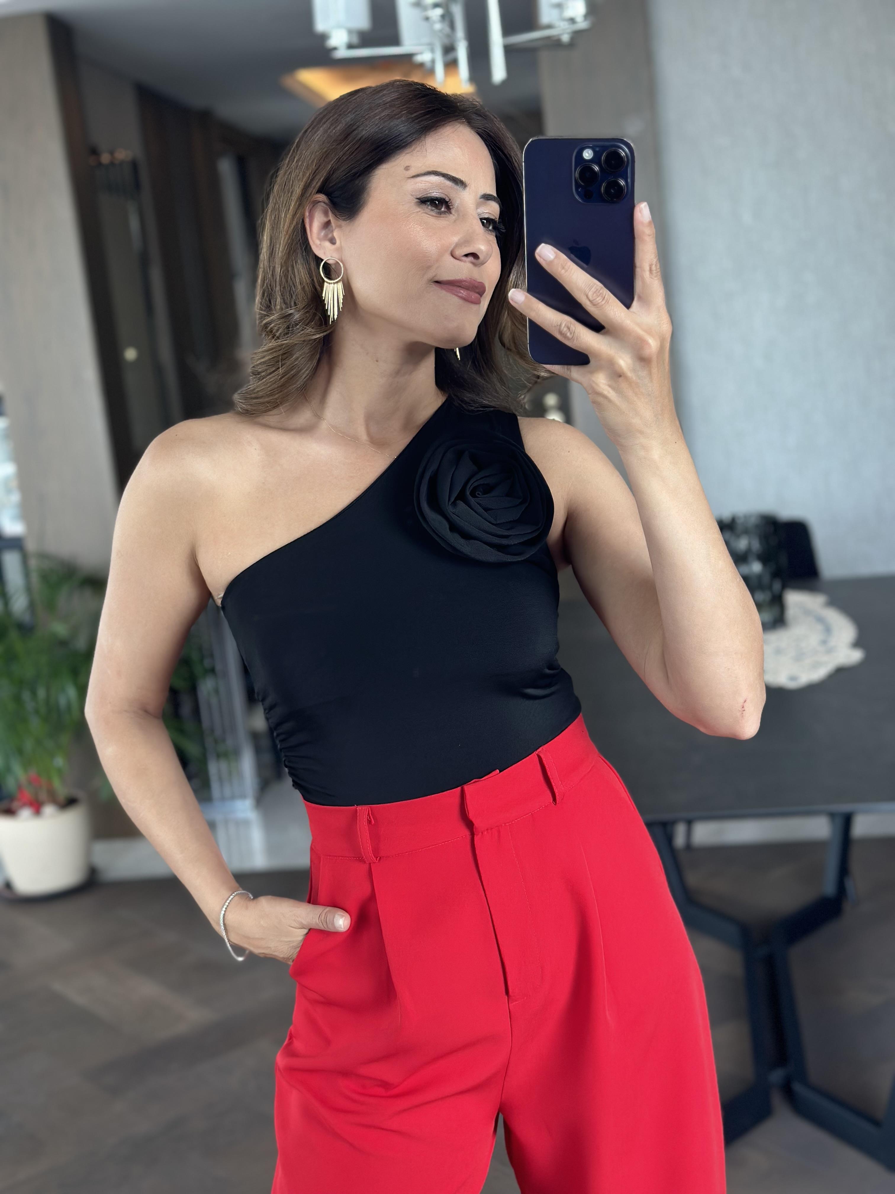 Siyah Tek Omuz Çıkarılabilir Gül Aksesuarlı Kadın Bluz